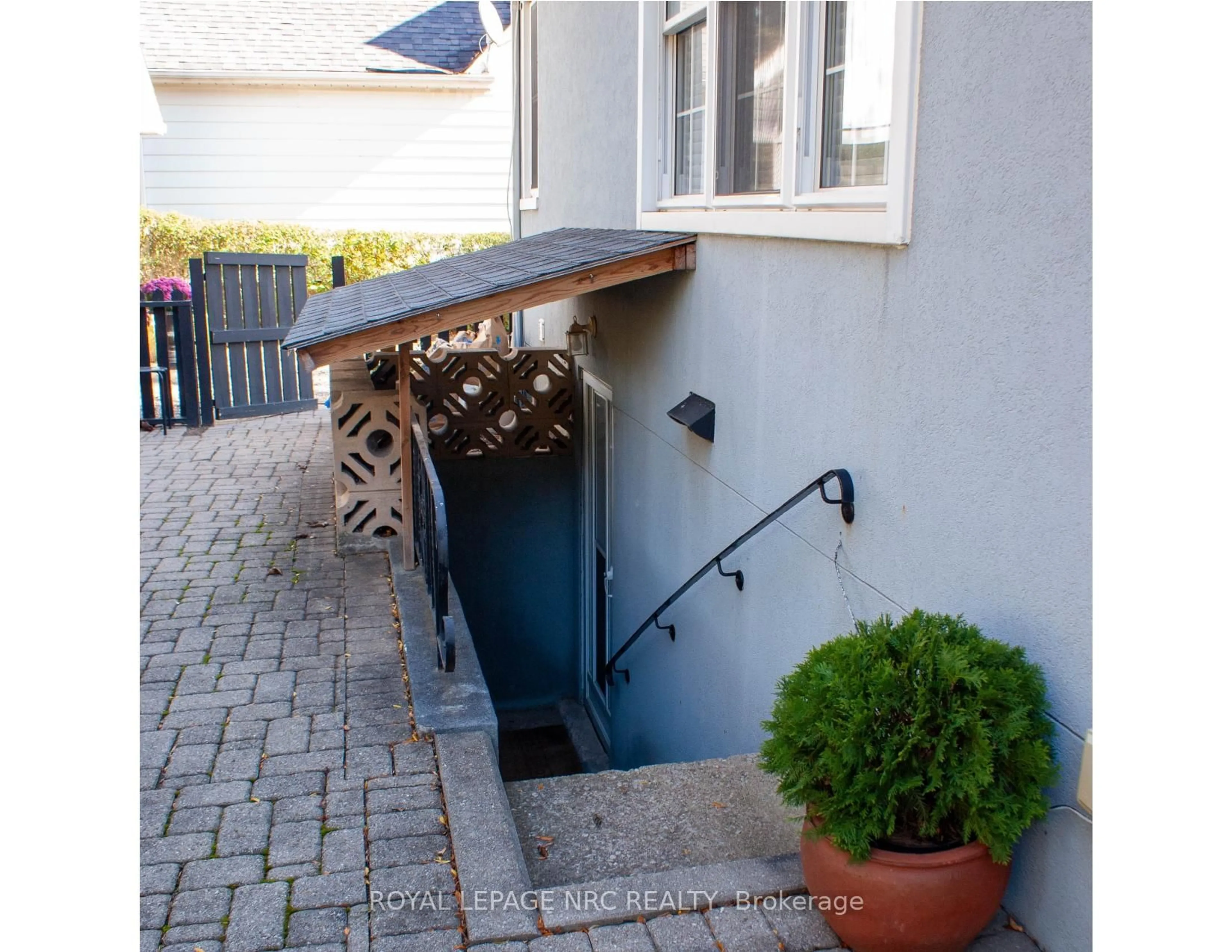 Patio, street for 553 Carlton St, St. Catharines Ontario L2M 4X6