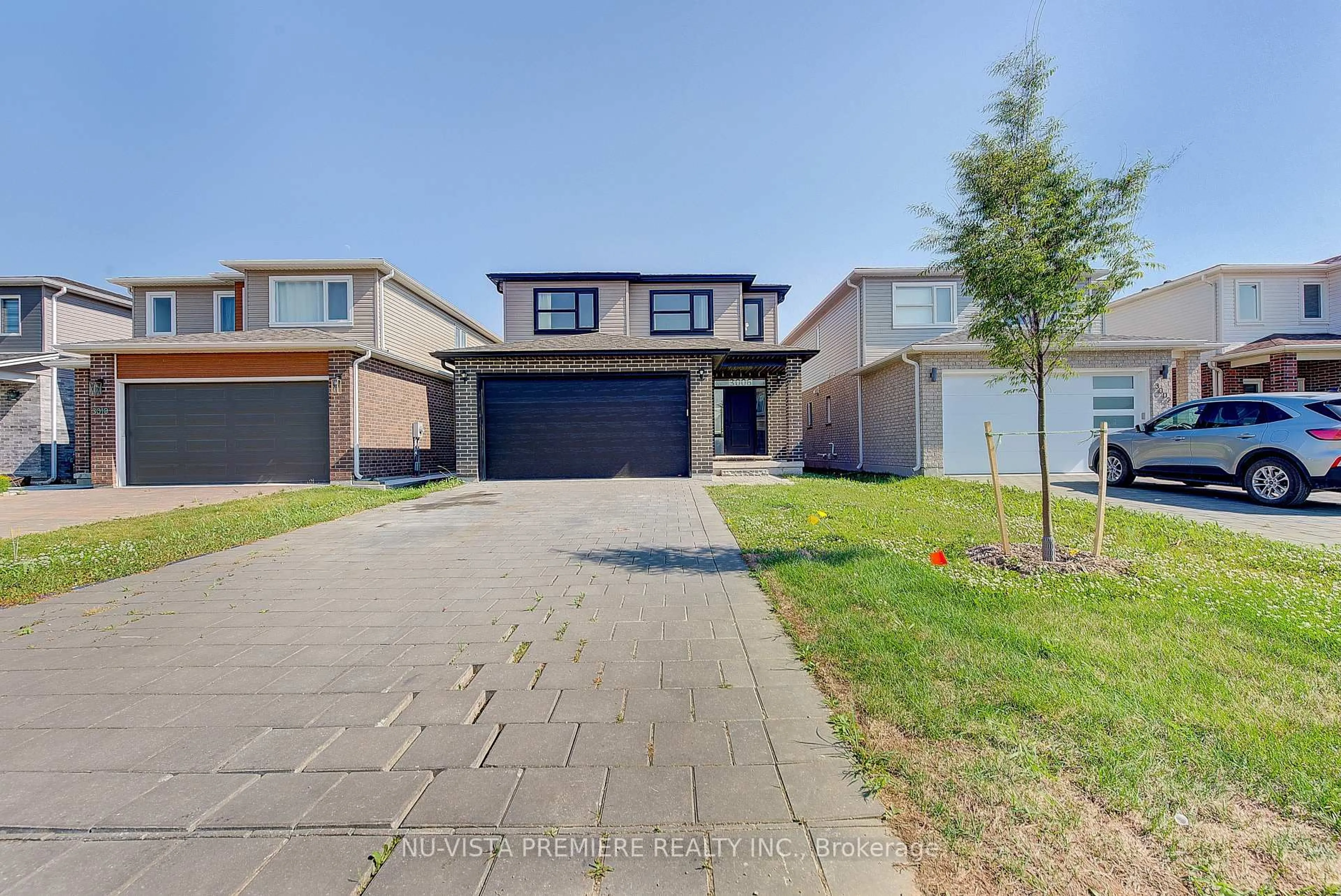 A pic from outside/outdoor area/front of a property/back of a property/a pic from drone, street for 3006 Heardcreek Tr, London North Ontario N6G 2S7