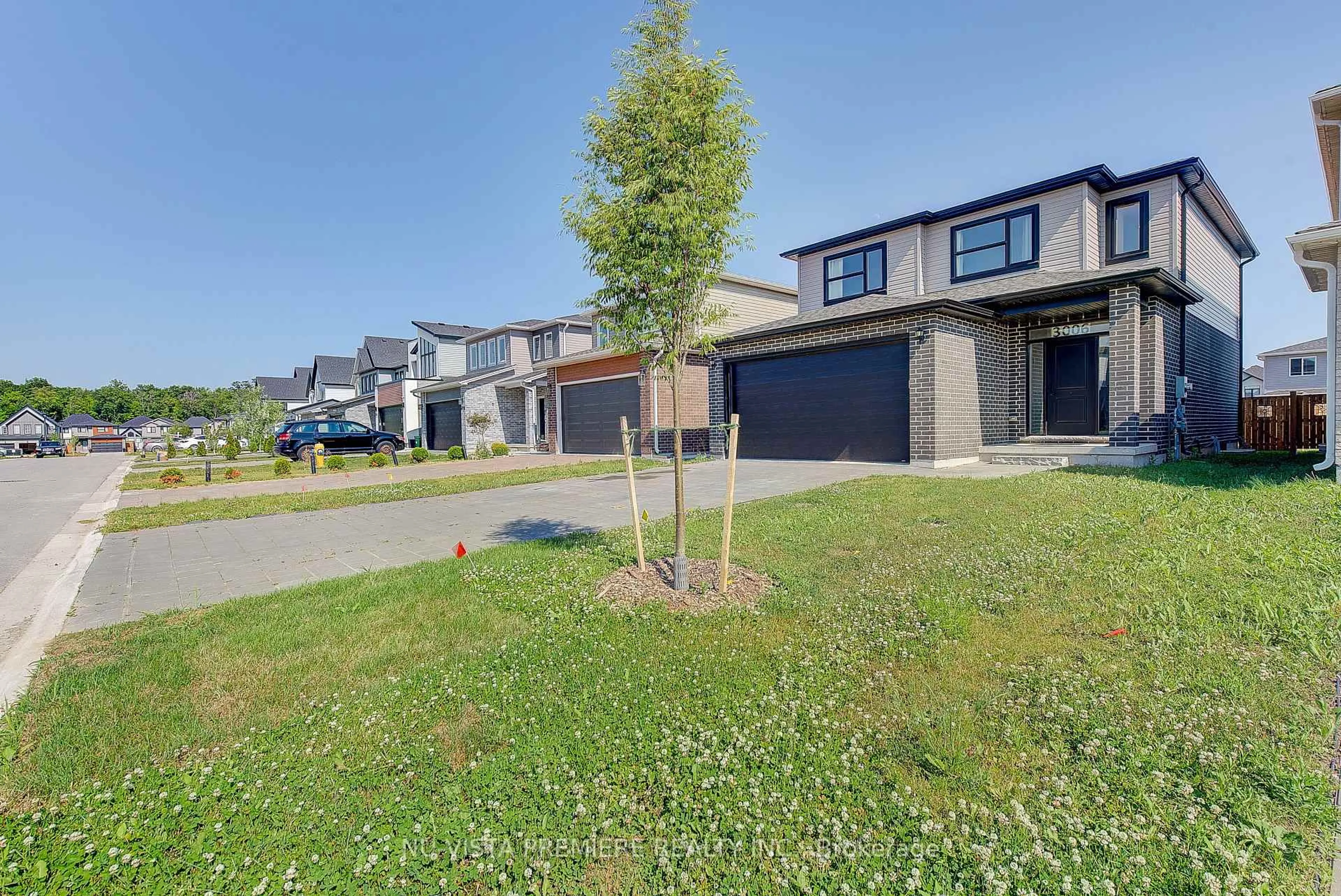 A pic from outside/outdoor area/front of a property/back of a property/a pic from drone, street for 3006 Heardcreek Tr, London North Ontario N6G 2S7
