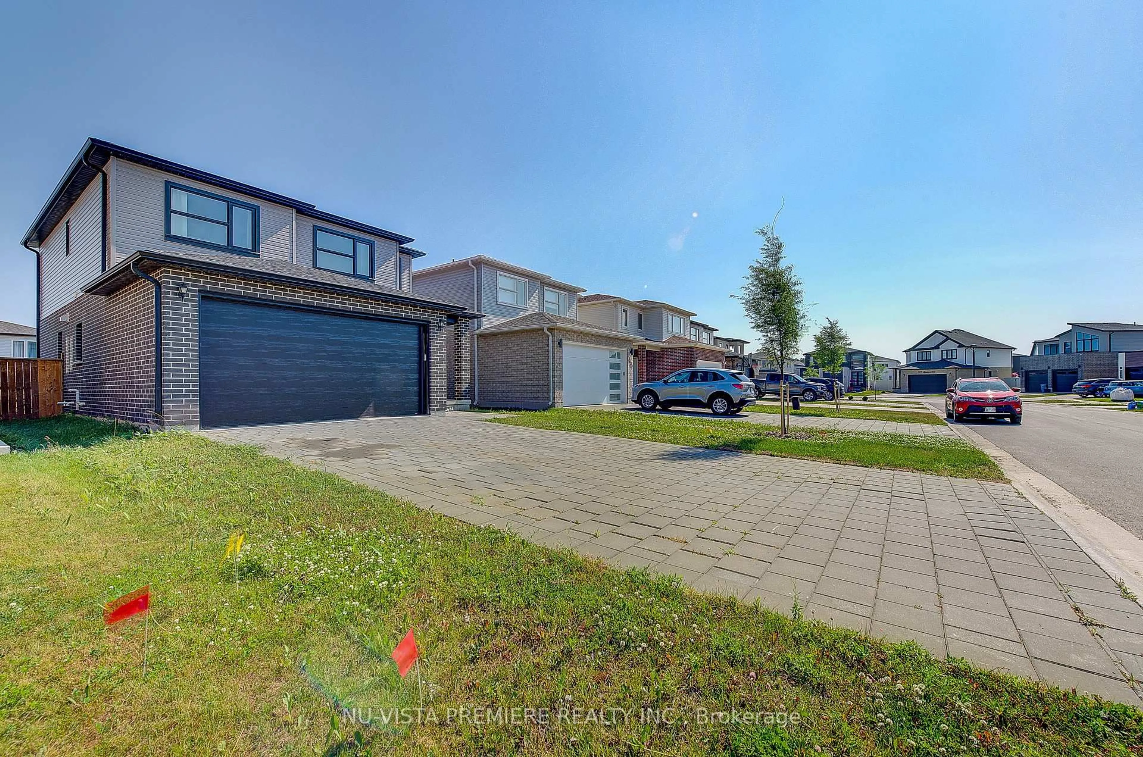 A pic from outside/outdoor area/front of a property/back of a property/a pic from drone, street for 3006 Heardcreek Tr, London North Ontario N6G 2S7
