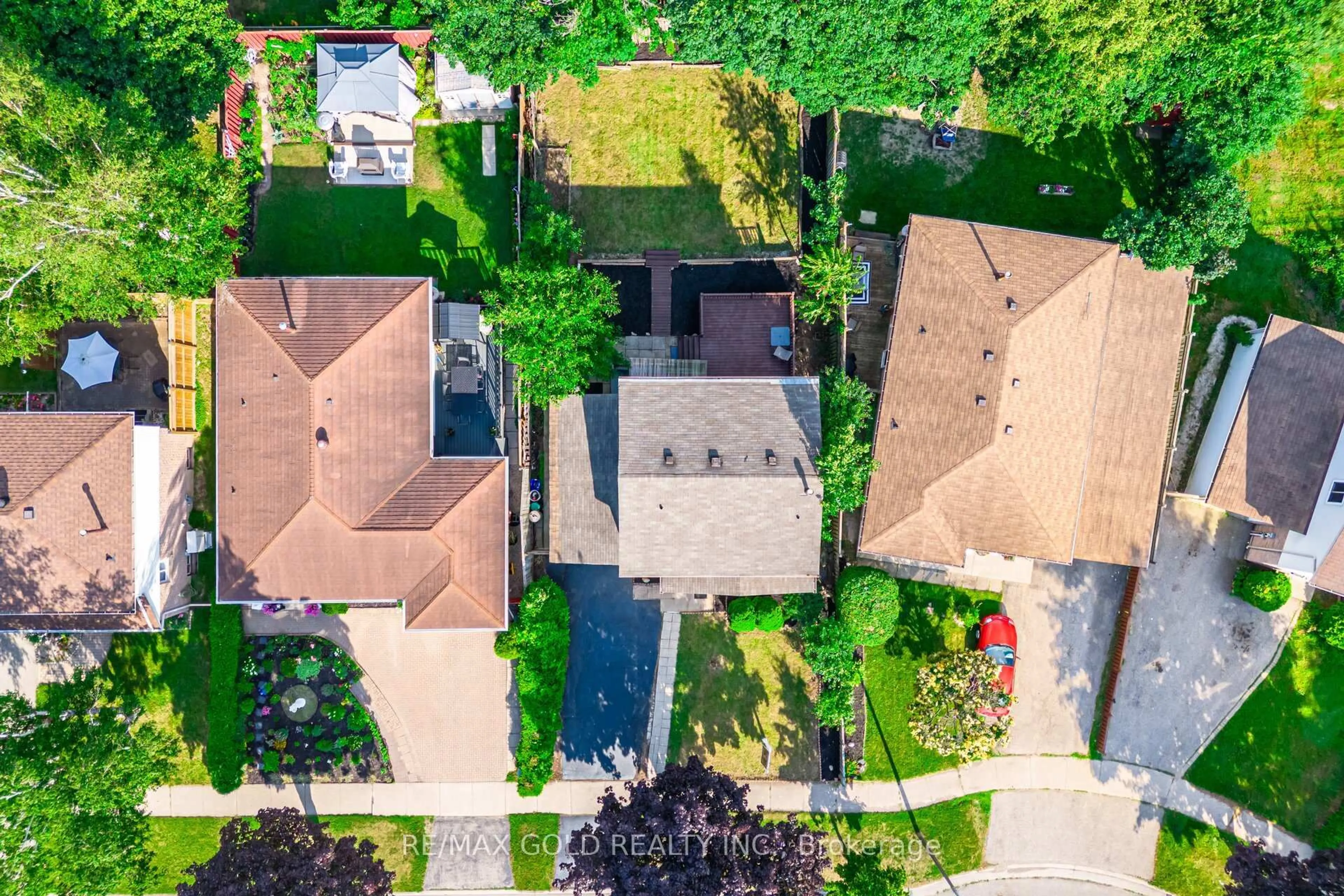 A pic from outside/outdoor area/front of a property/back of a property/a pic from drone, street for 212 Cedarwoods Cres, Kitchener Ontario N2C 2J8
