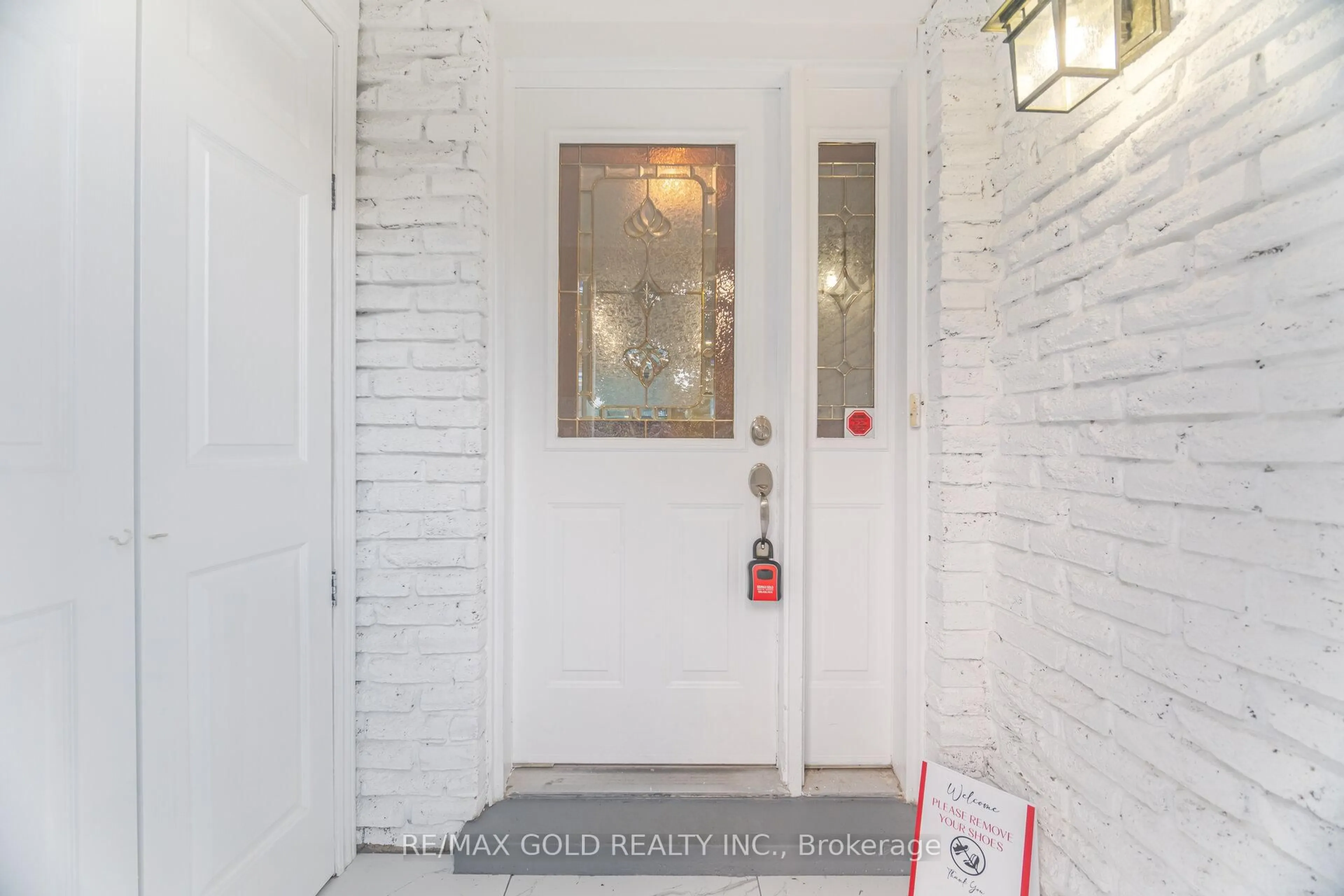 Indoor entryway for 212 Cedarwoods Cres, Kitchener Ontario N2C 2J8