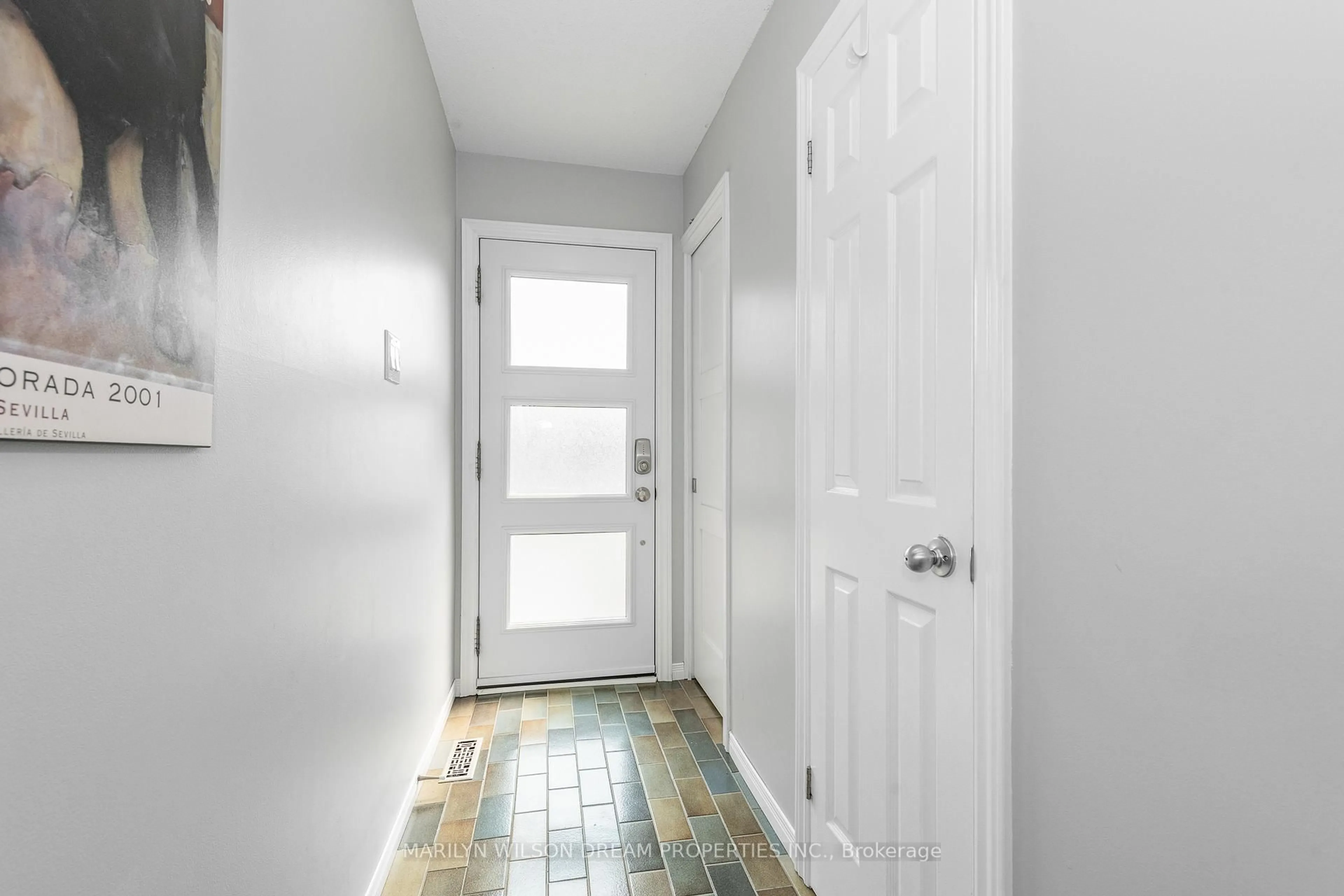 Indoor entryway for 21 Marquette Ave, Ottawa Ontario K1L 5K3