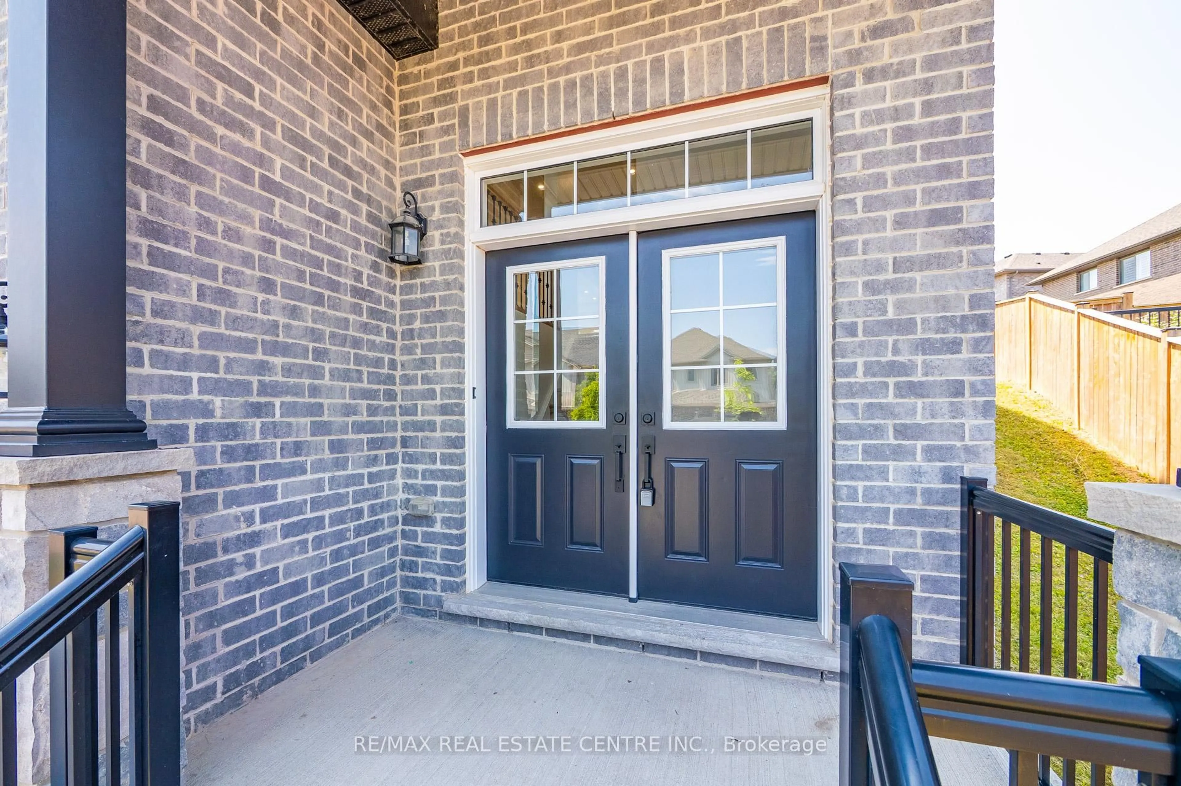 Indoor entryway for 579 SUNDEW Dr, Waterloo Ontario N2V 0B9