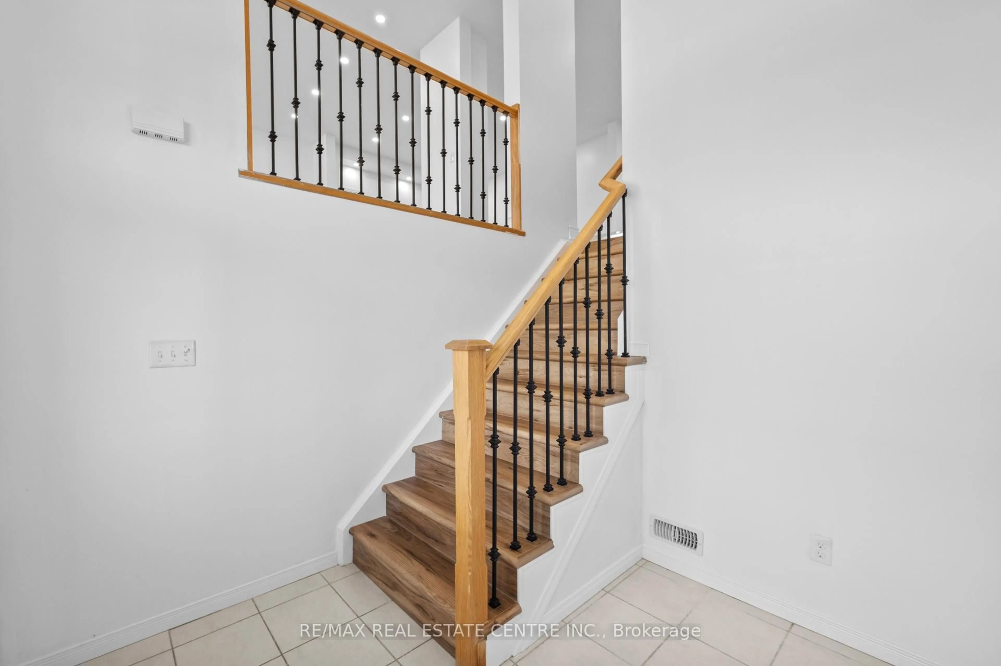 Stairs for 579 SUNDEW Dr, Waterloo Ontario N2V 0B9
