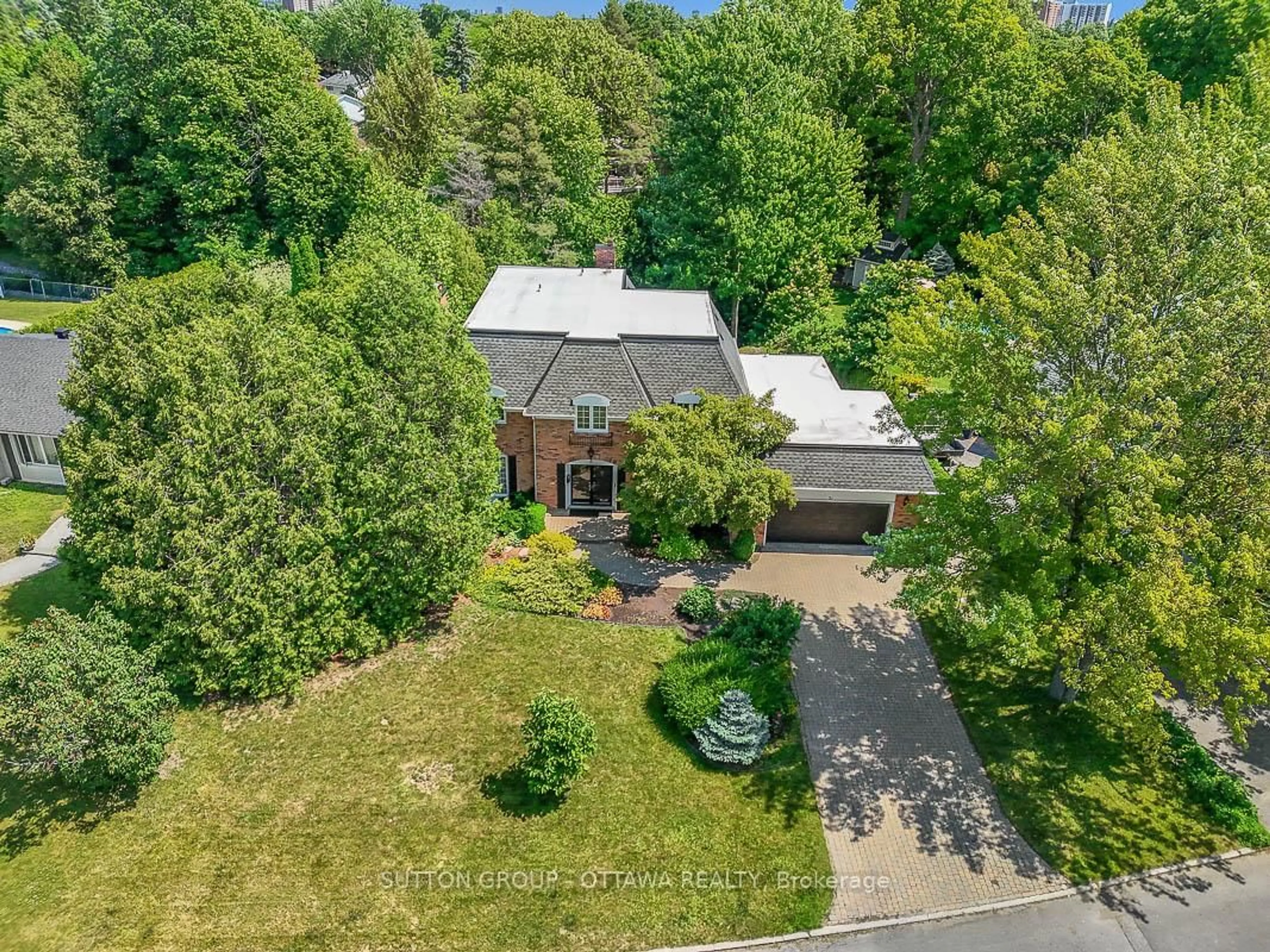 A pic from outside/outdoor area/front of a property/back of a property/a pic from drone, street for 31 Chinook Cres, Ottawa Ontario K2H 7C9