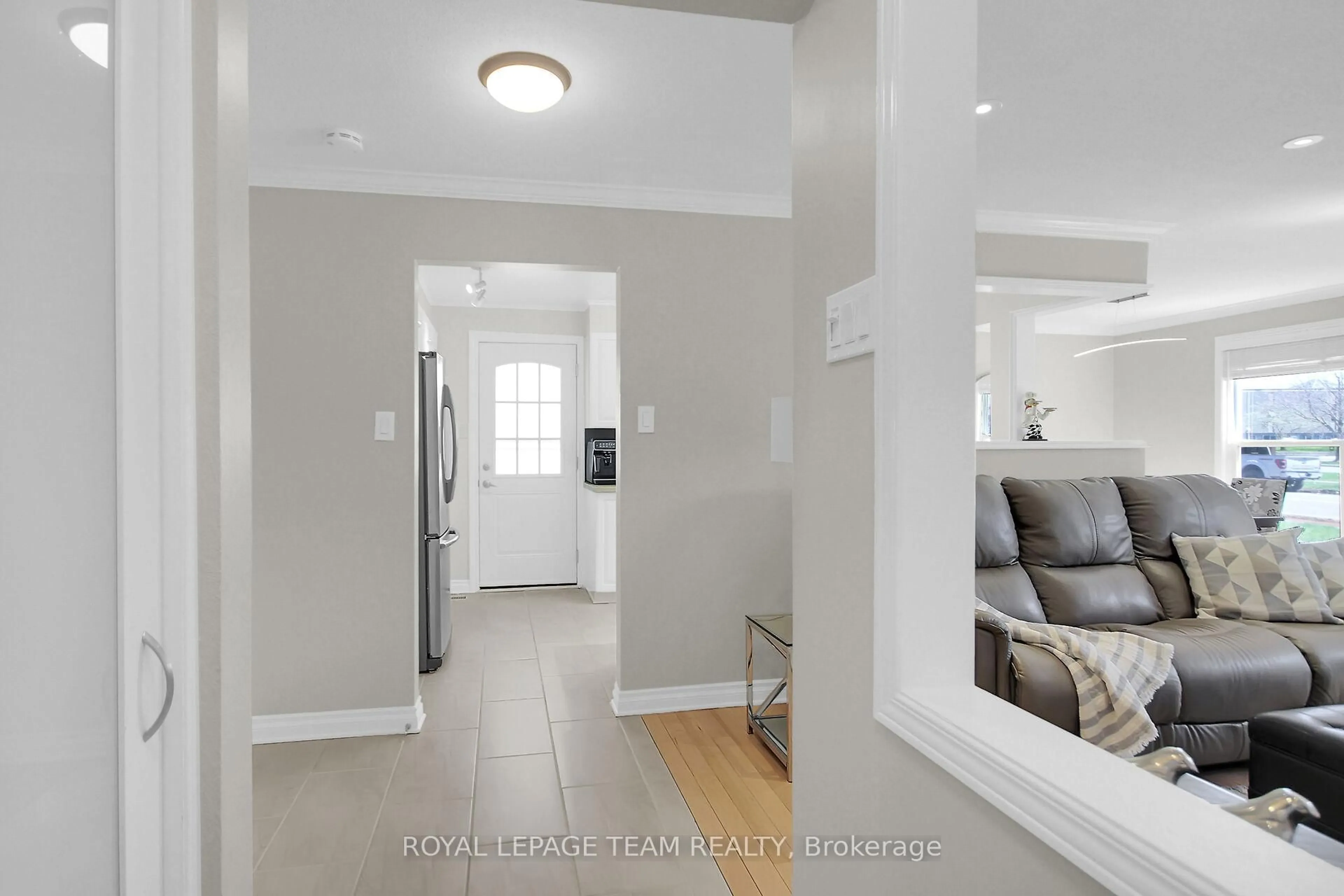Indoor entryway for 167 Abbeyhill Dr, Kanata Ontario K2L 2E9