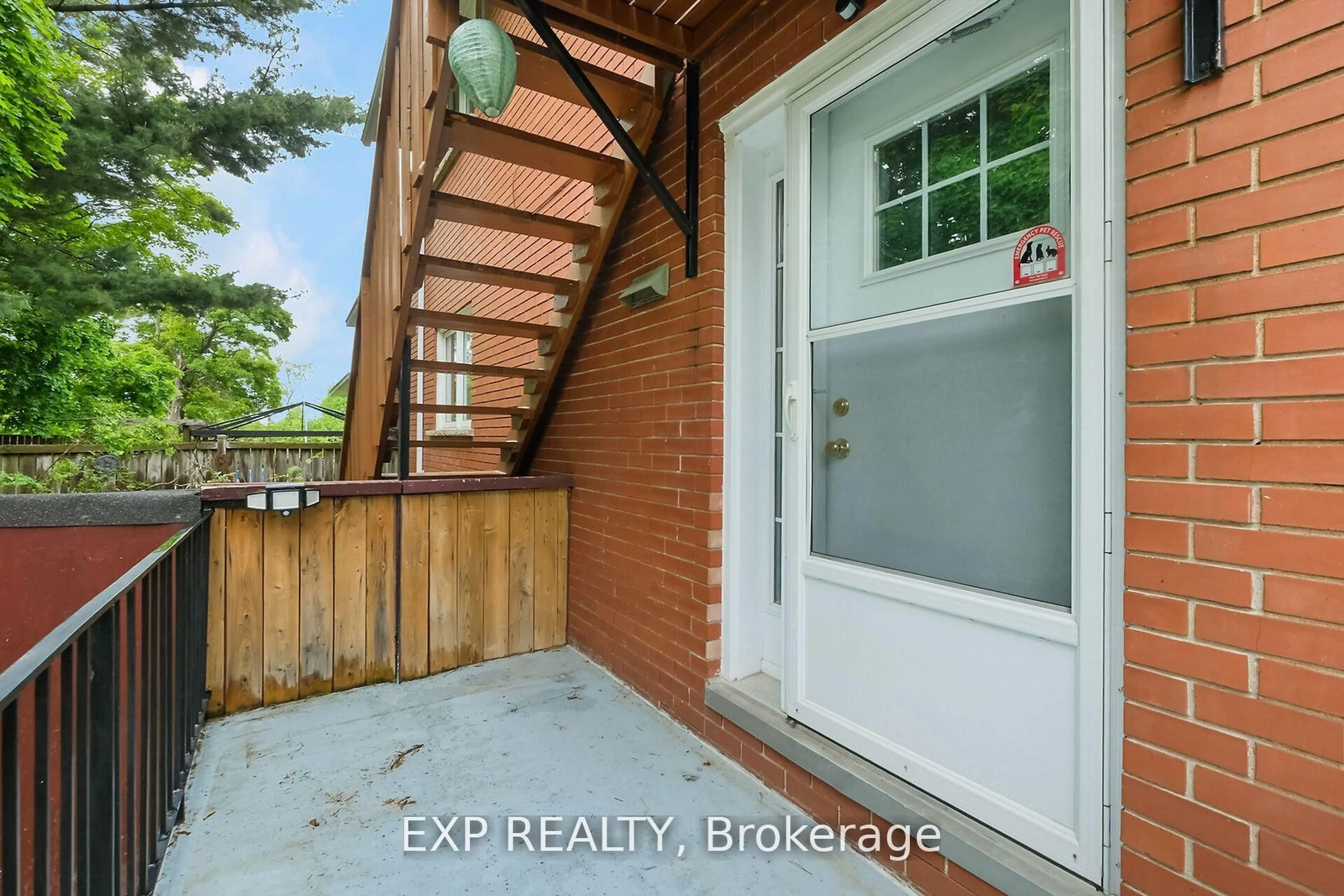 Indoor entryway for 820 Vick Ave, Ottawa Ontario K2B 6C9
