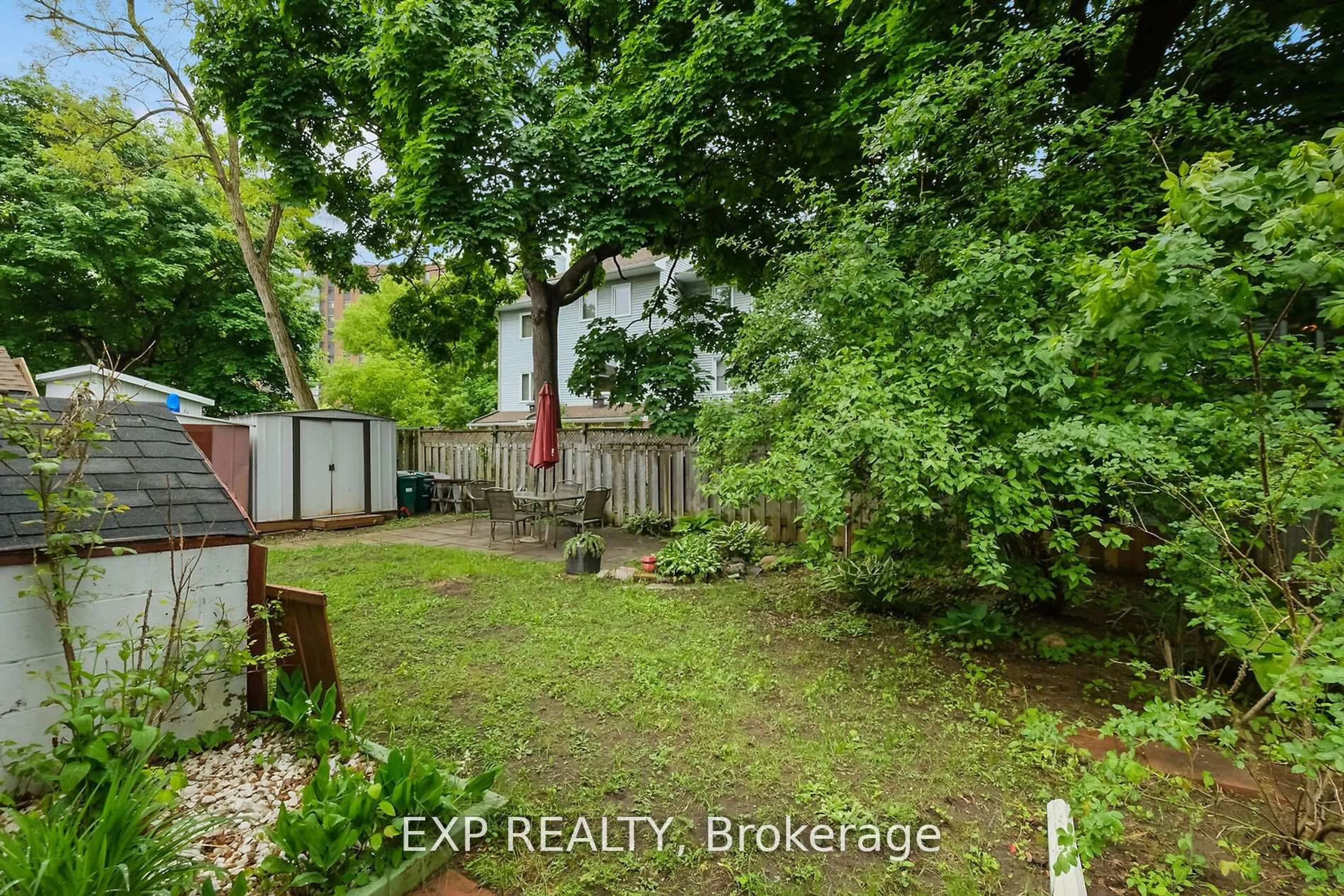 A pic from outside/outdoor area/front of a property/back of a property/a pic from drone, street for 820 Vick Ave, Ottawa Ontario K2B 6C9