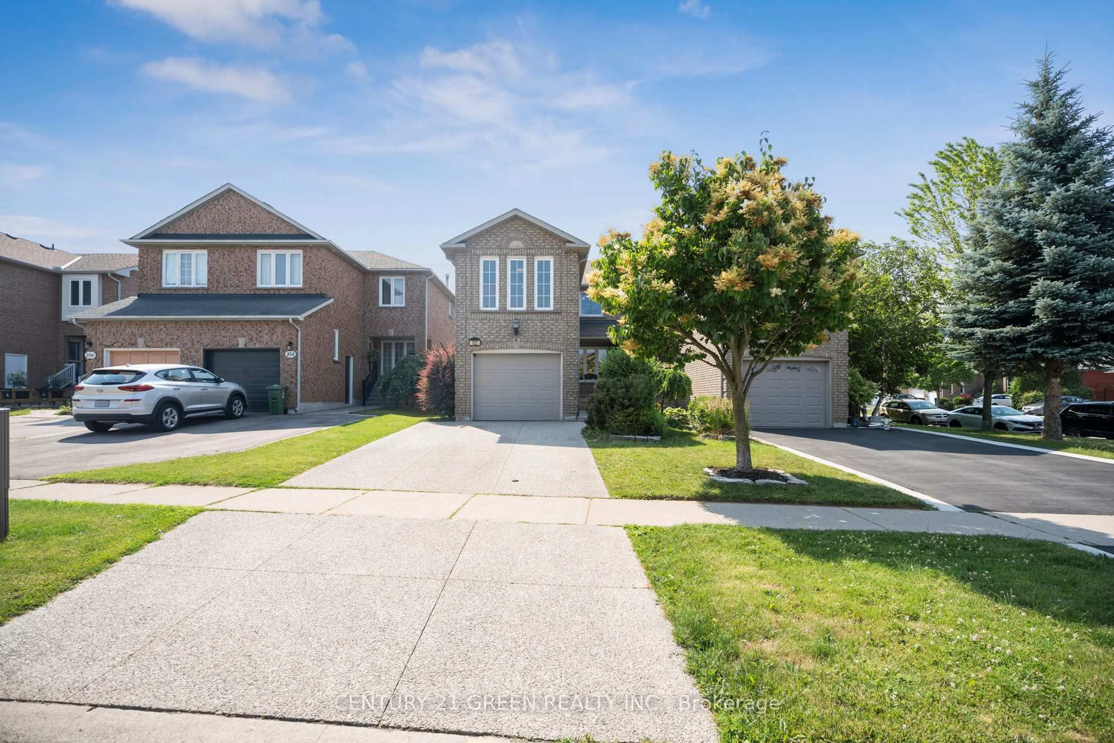 A pic from outside/outdoor area/front of a property/back of a property/a pic from drone, street for 102 Niska Dr, Hamilton Ontario L8B 0M8