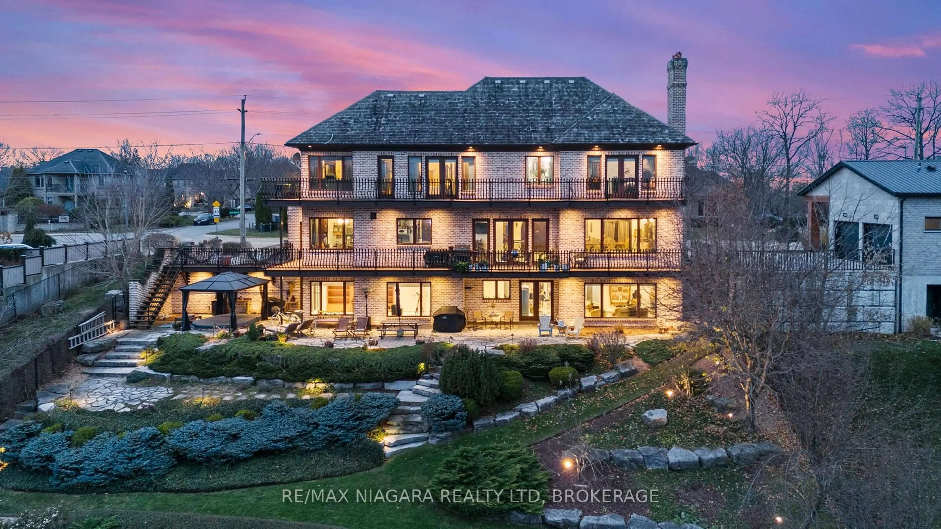 A pic from outside/outdoor area/front of a property/back of a property/a pic from drone, unknown for 358C MARTINDALE Rd, St. Catharines Ontario L2R 6P9