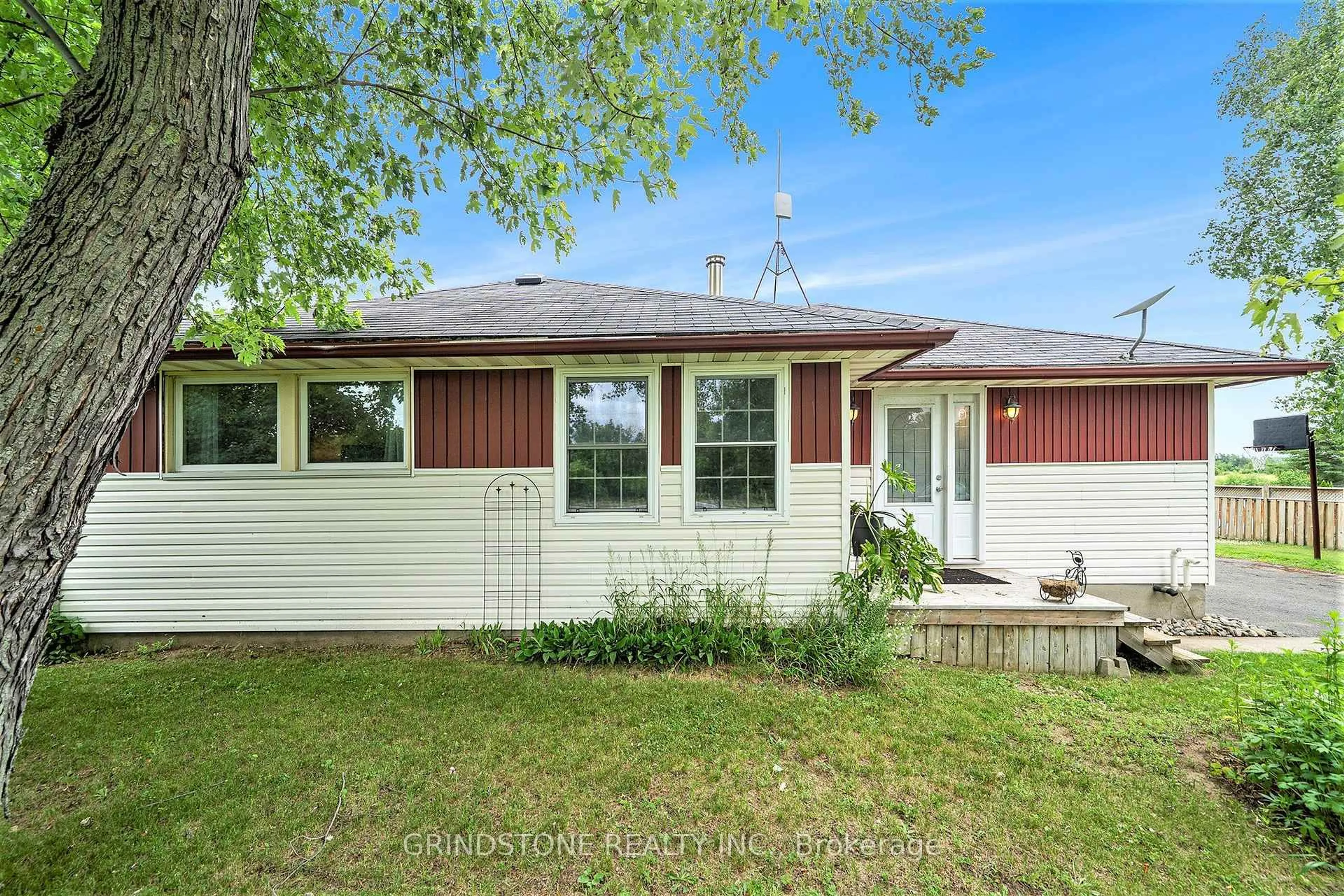 Home with vinyl exterior material, street for 11754 Highway 15 Highway, Montague Ontario K7A 0G9