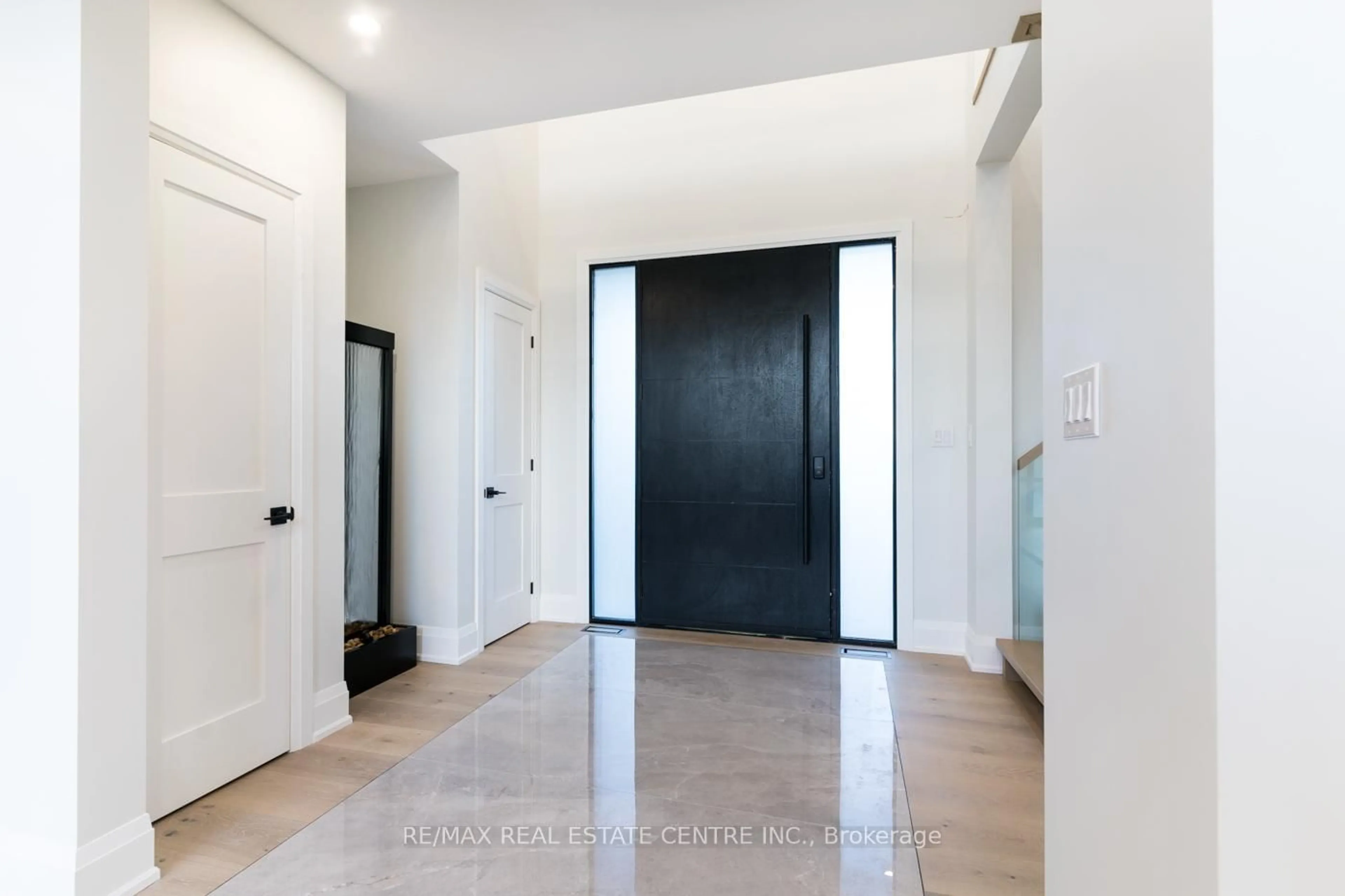Indoor entryway for 256 Mountain Rd, Grimsby Ontario L3M 4E7