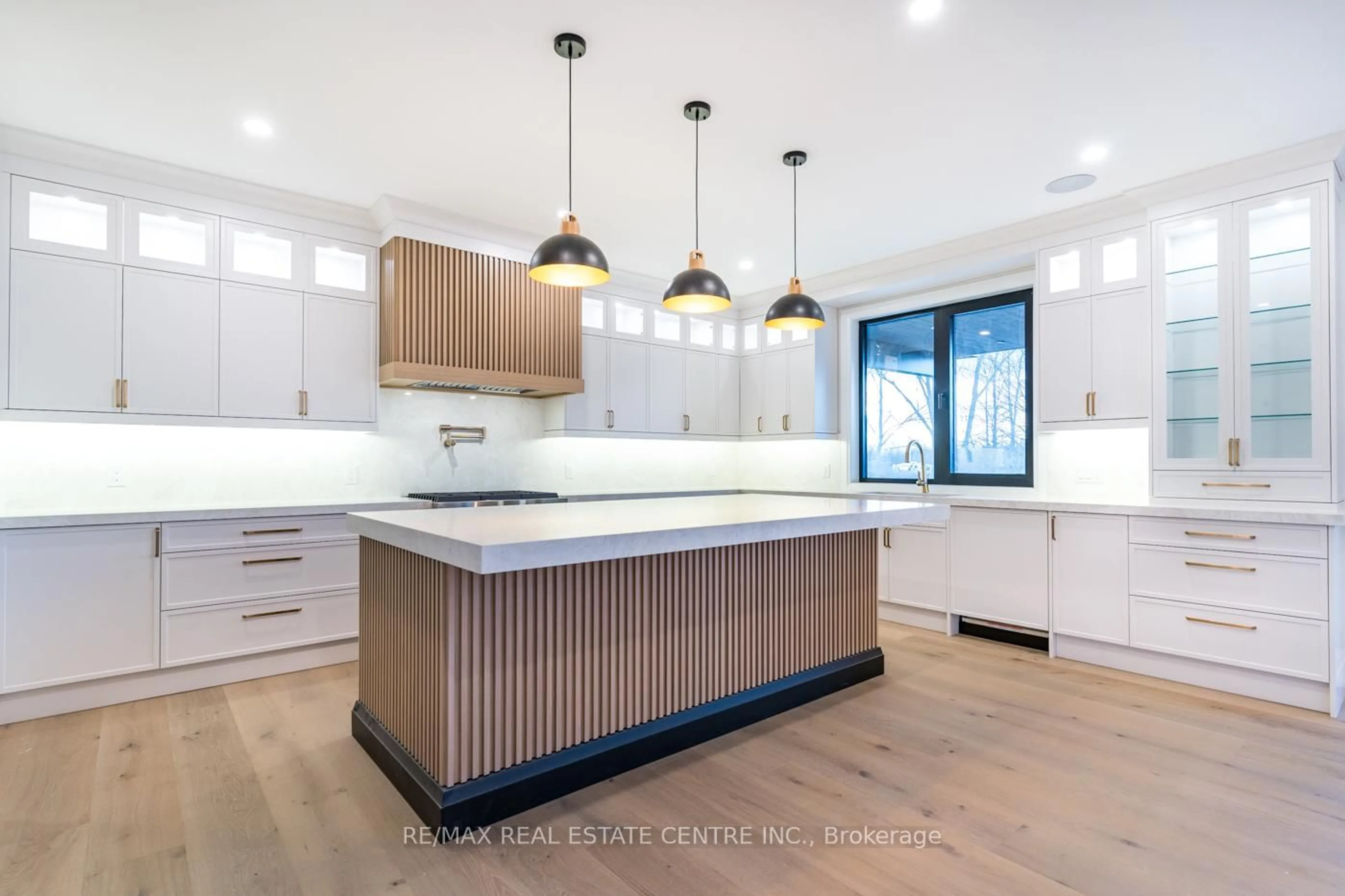 Contemporary kitchen, unknown for 256 Mountain Rd, Grimsby Ontario L3M 4E7