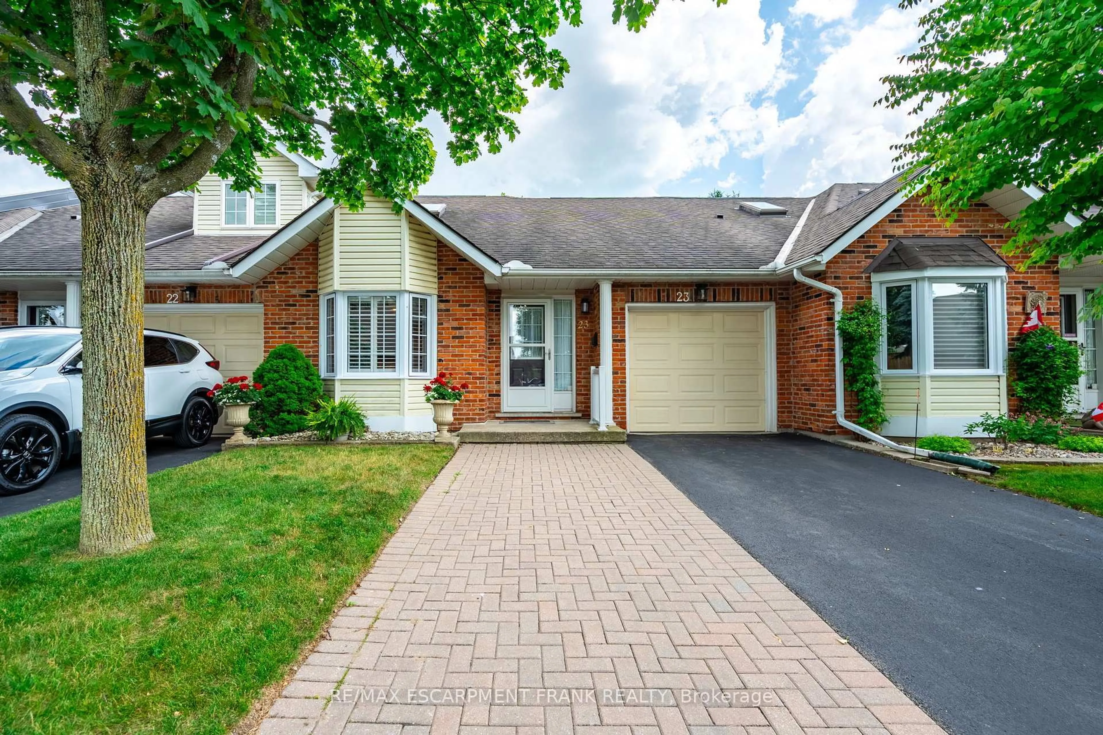Home with brick exterior material, street for 810 GOLF LINKS Rd #23, Hamilton Ontario L9K 1J7
