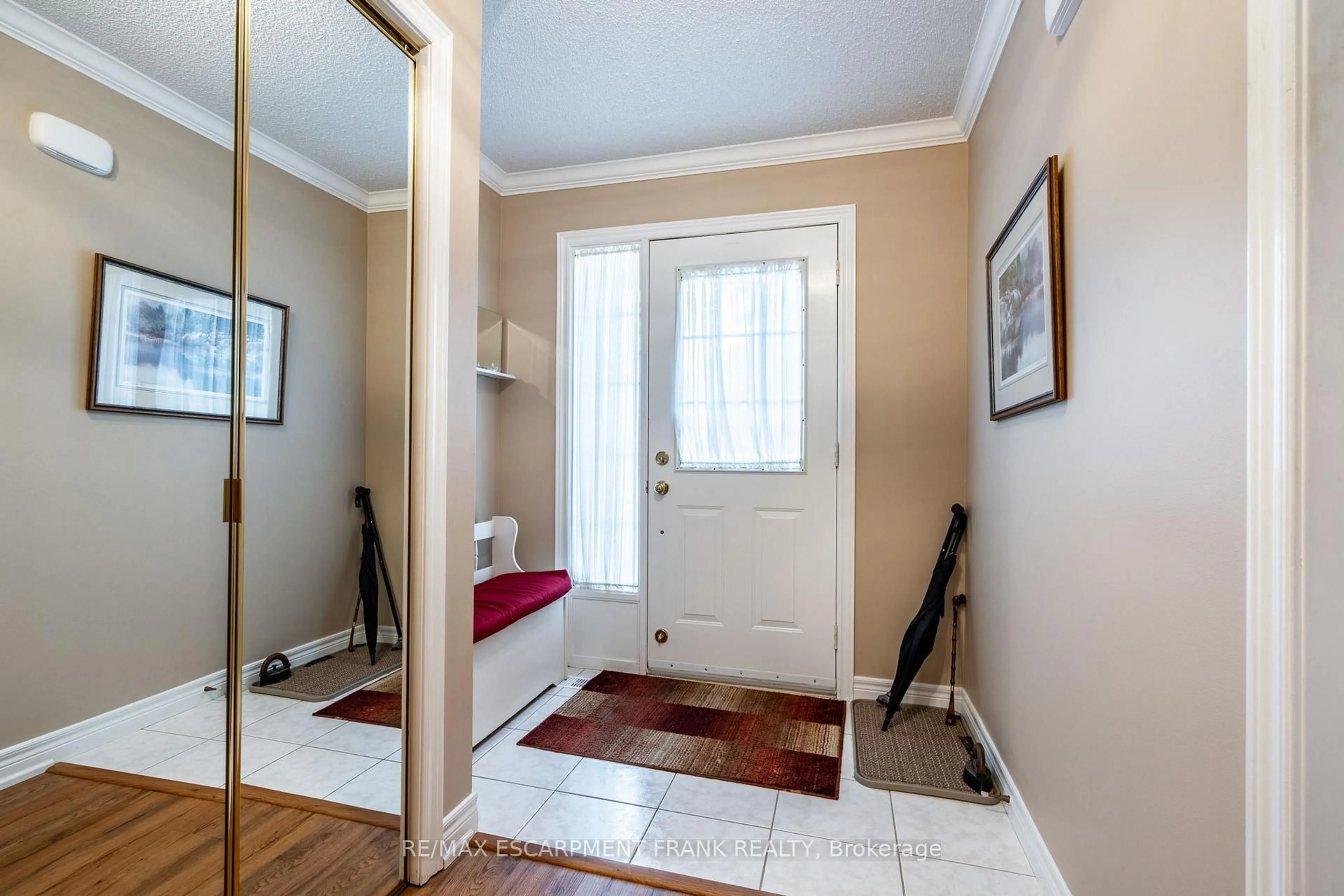 Indoor entryway for 810 GOLF LINKS Rd #23, Hamilton Ontario L9K 1J7