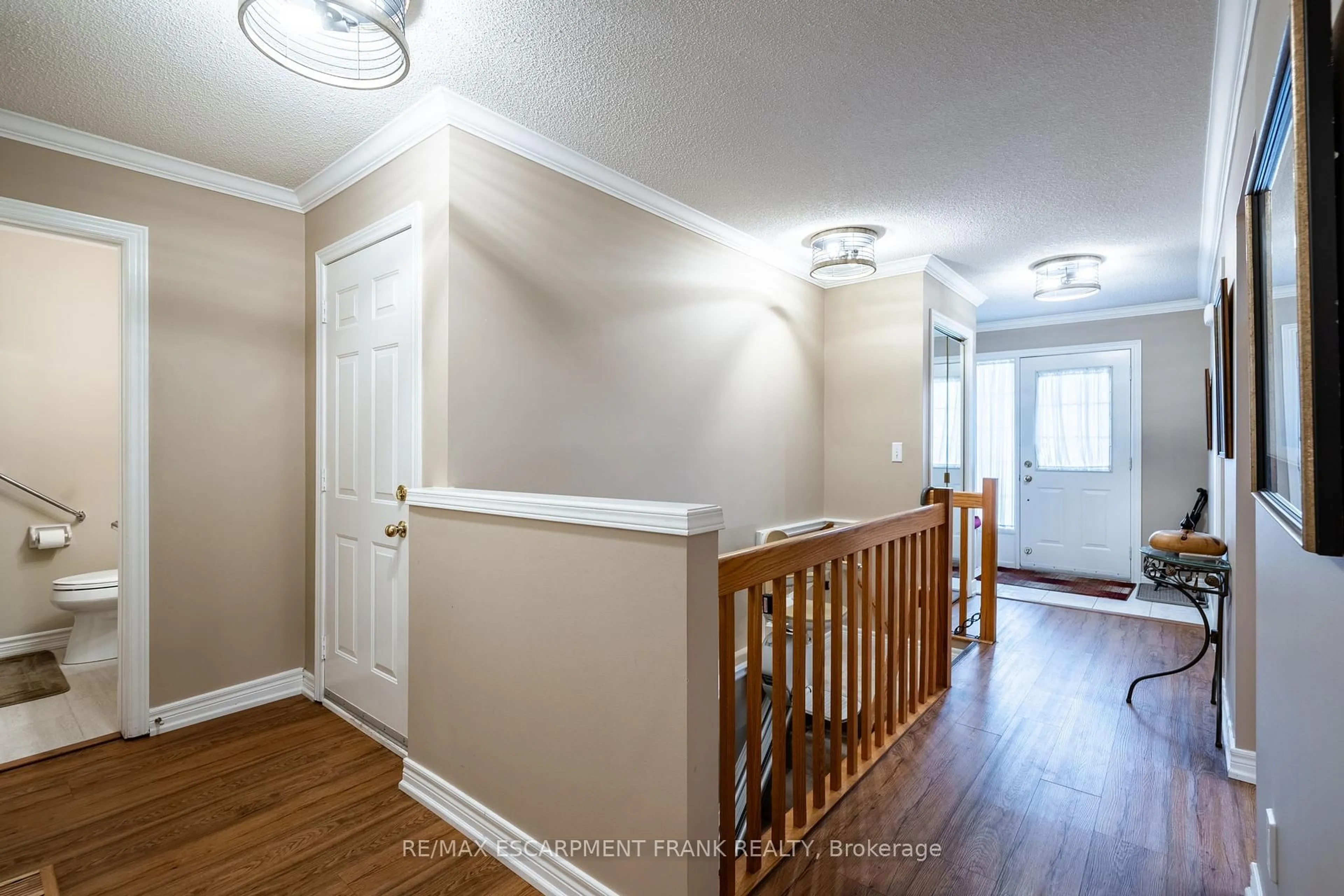 Indoor entryway for 810 GOLF LINKS Rd #23, Hamilton Ontario L9K 1J7