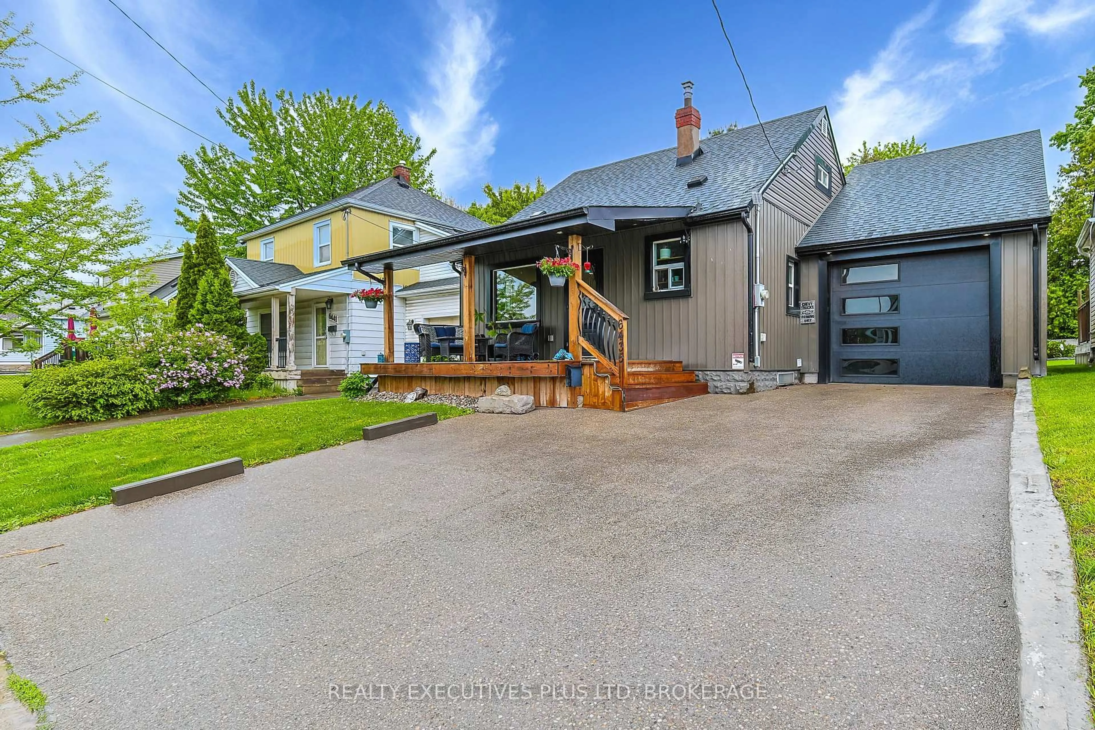 A pic from outside/outdoor area/front of a property/back of a property/a pic from drone, street for 6435 Taylor St, Niagara Falls Ontario L2G 2E9