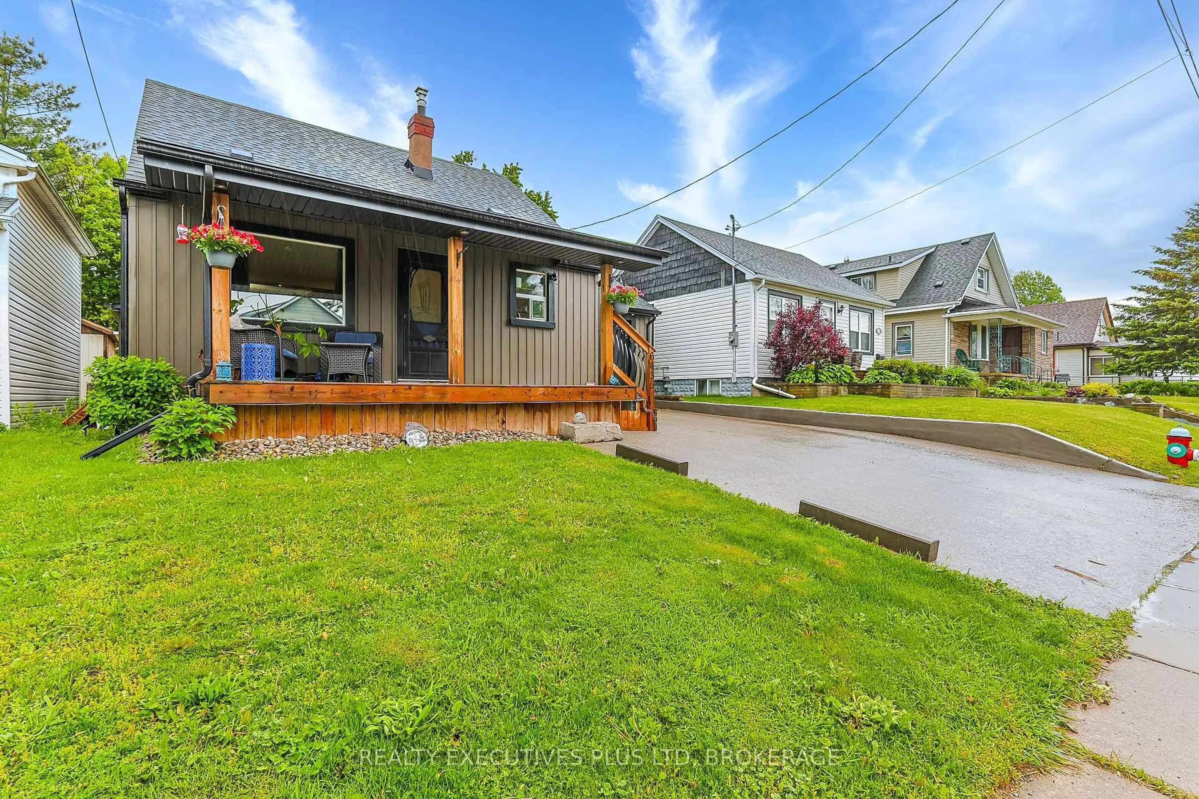 A pic from outside/outdoor area/front of a property/back of a property/a pic from drone, street for 6435 Taylor St, Niagara Falls Ontario L2G 2E9