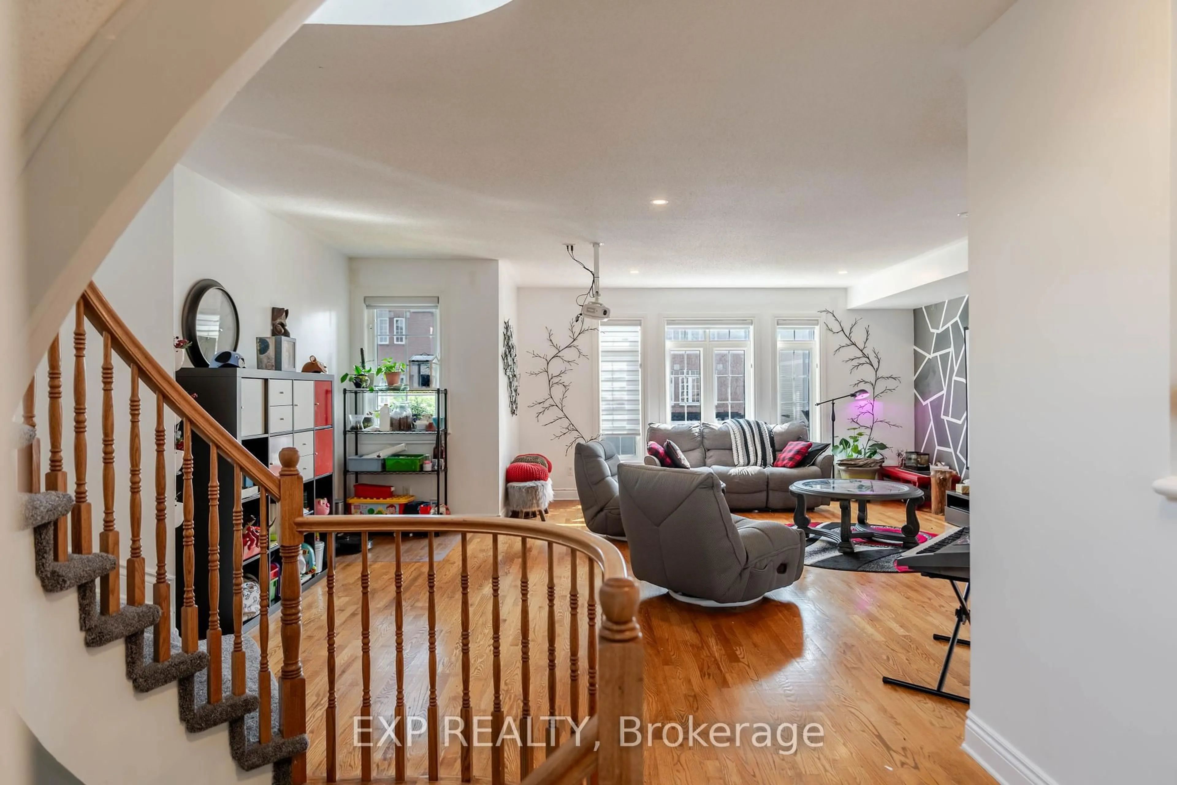 Indoor entryway for 97 Castle Glen Cres, Ottawa Ontario K2L 4G9
