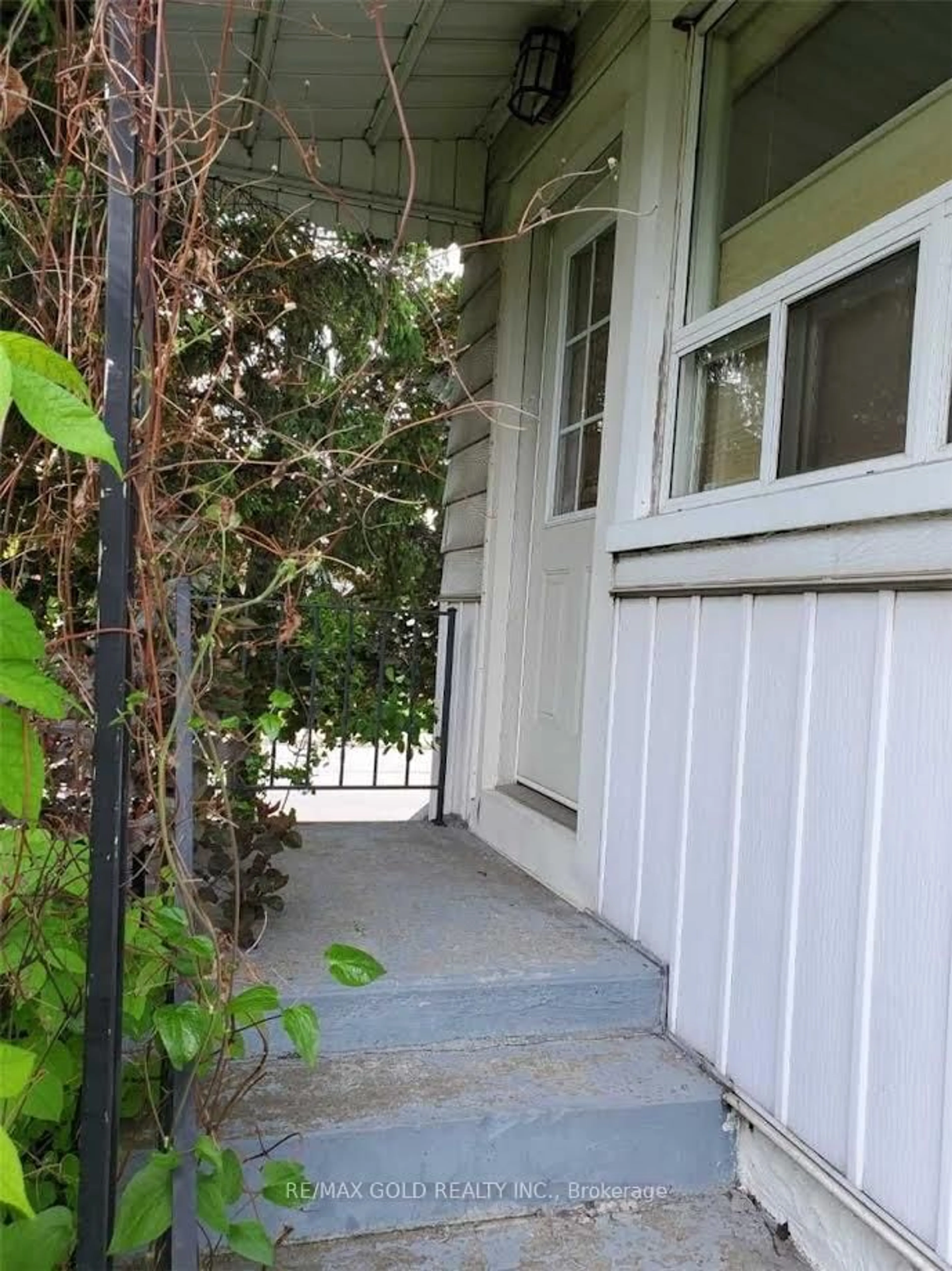 Indoor entryway for 314 West 2nd St, Hamilton Ontario L9C 3H2