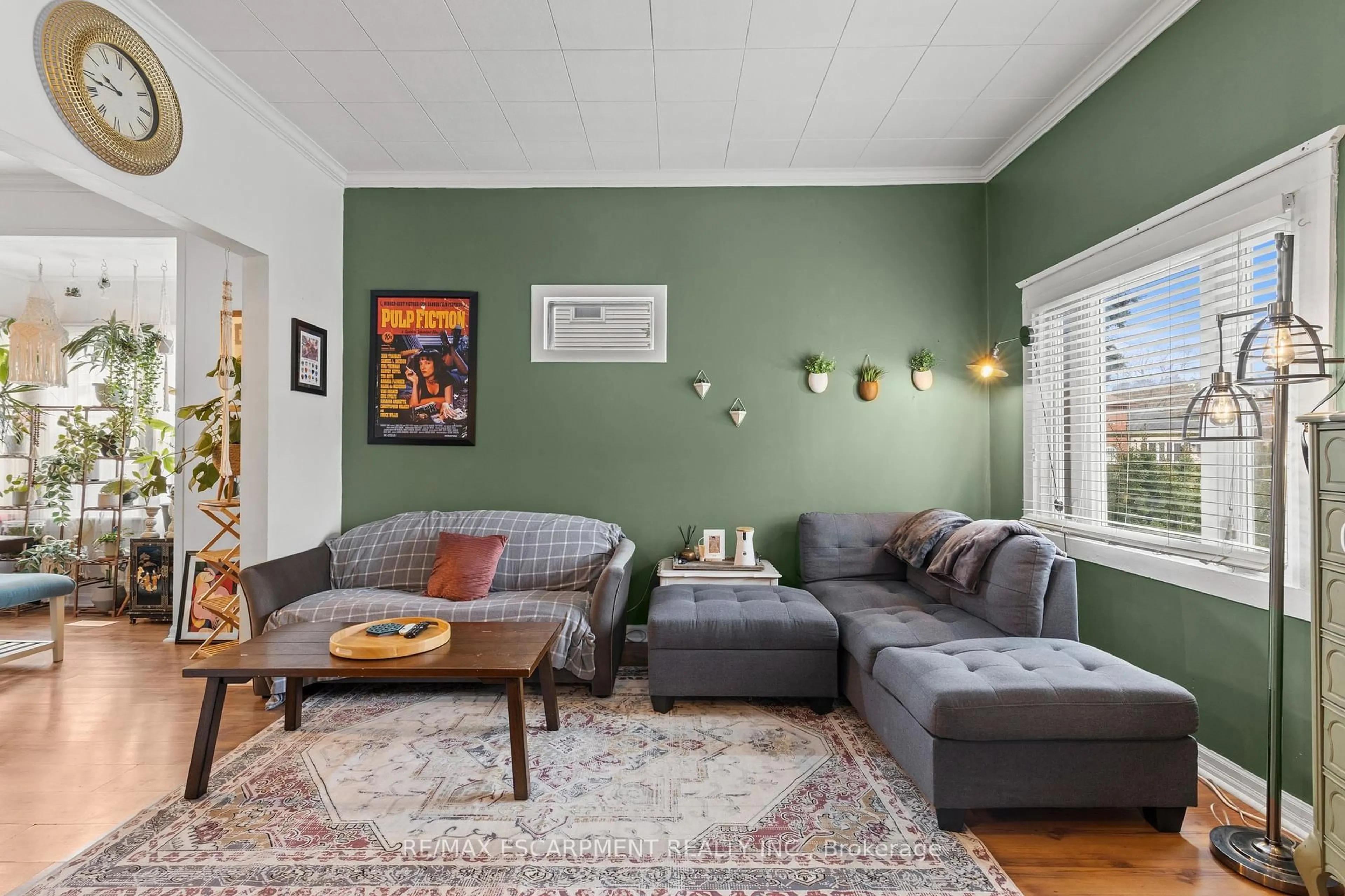 Living room with furniture, unknown for 4774 Saint Clair Ave, Niagara Falls Ontario L2E 3T1
