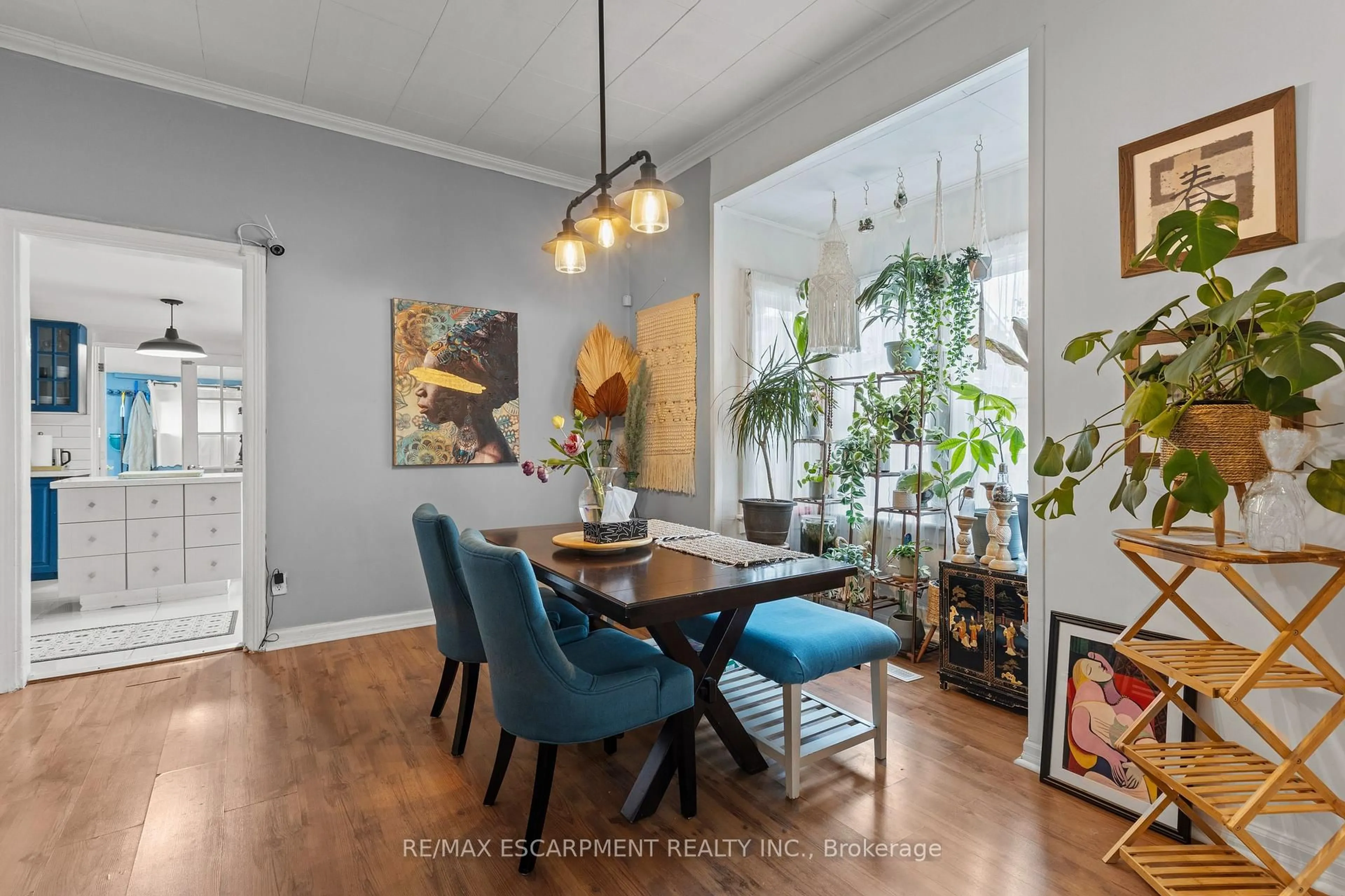 Dining room, wood/laminate floor for 4774 Saint Clair Ave, Niagara Falls Ontario L2E 3T1