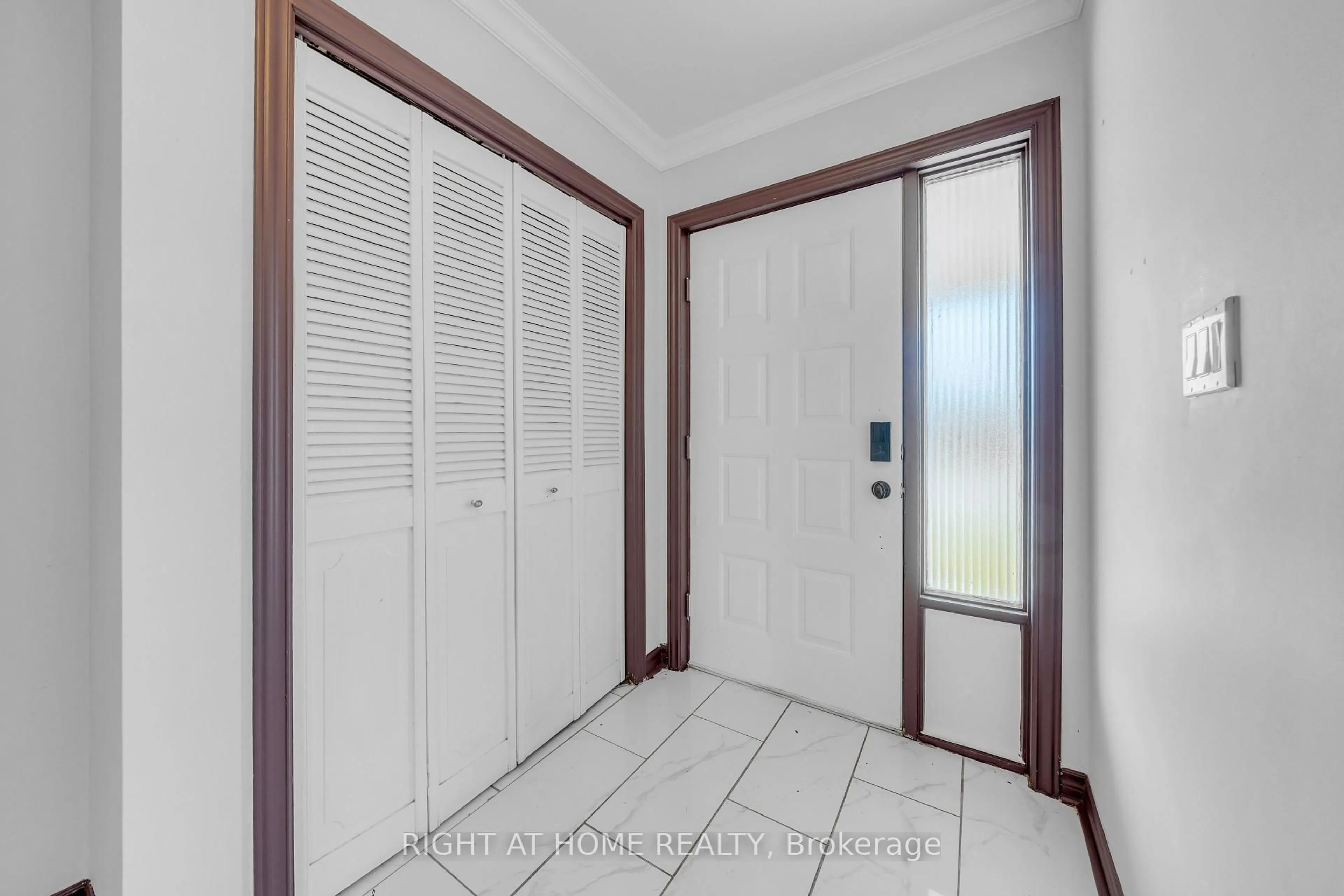 Indoor entryway for 7651 Swan St, Niagara Falls Ontario L2H 2R1