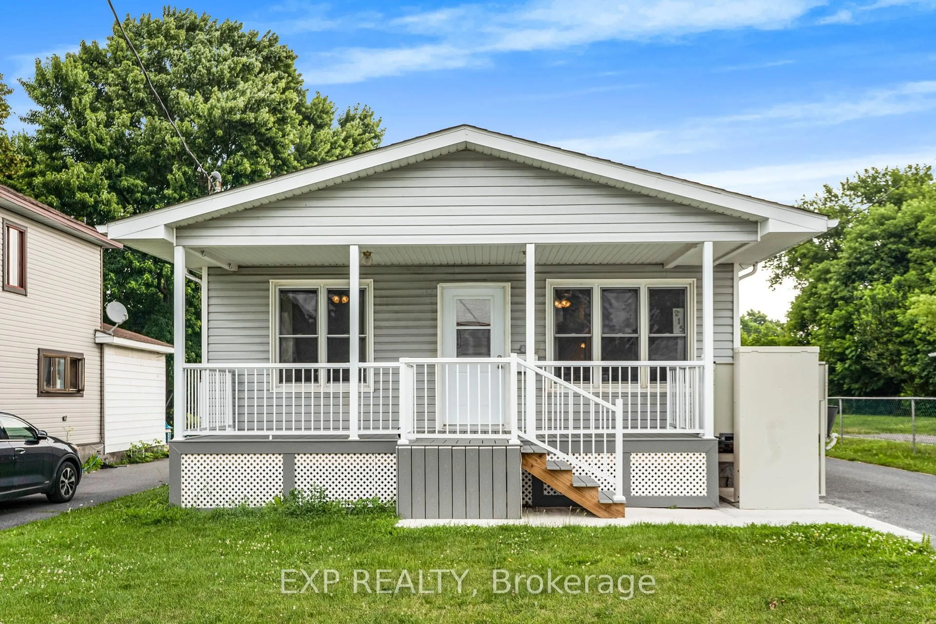Home with vinyl exterior material, street for 215 Hoople Ave, Cornwall Ontario K6J 2A4