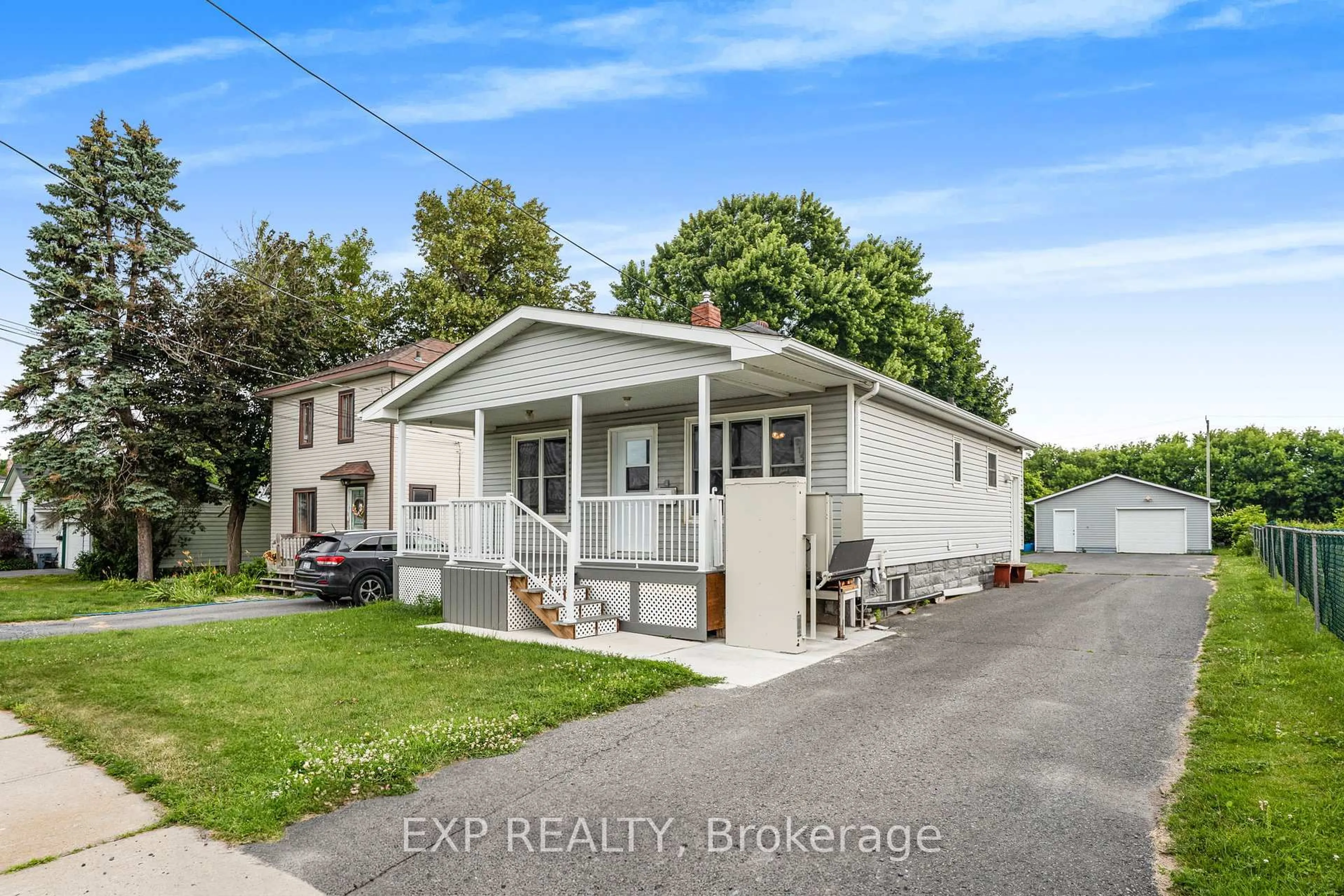 Home with vinyl exterior material, street for 215 Hoople Ave, Cornwall Ontario K6J 2A4