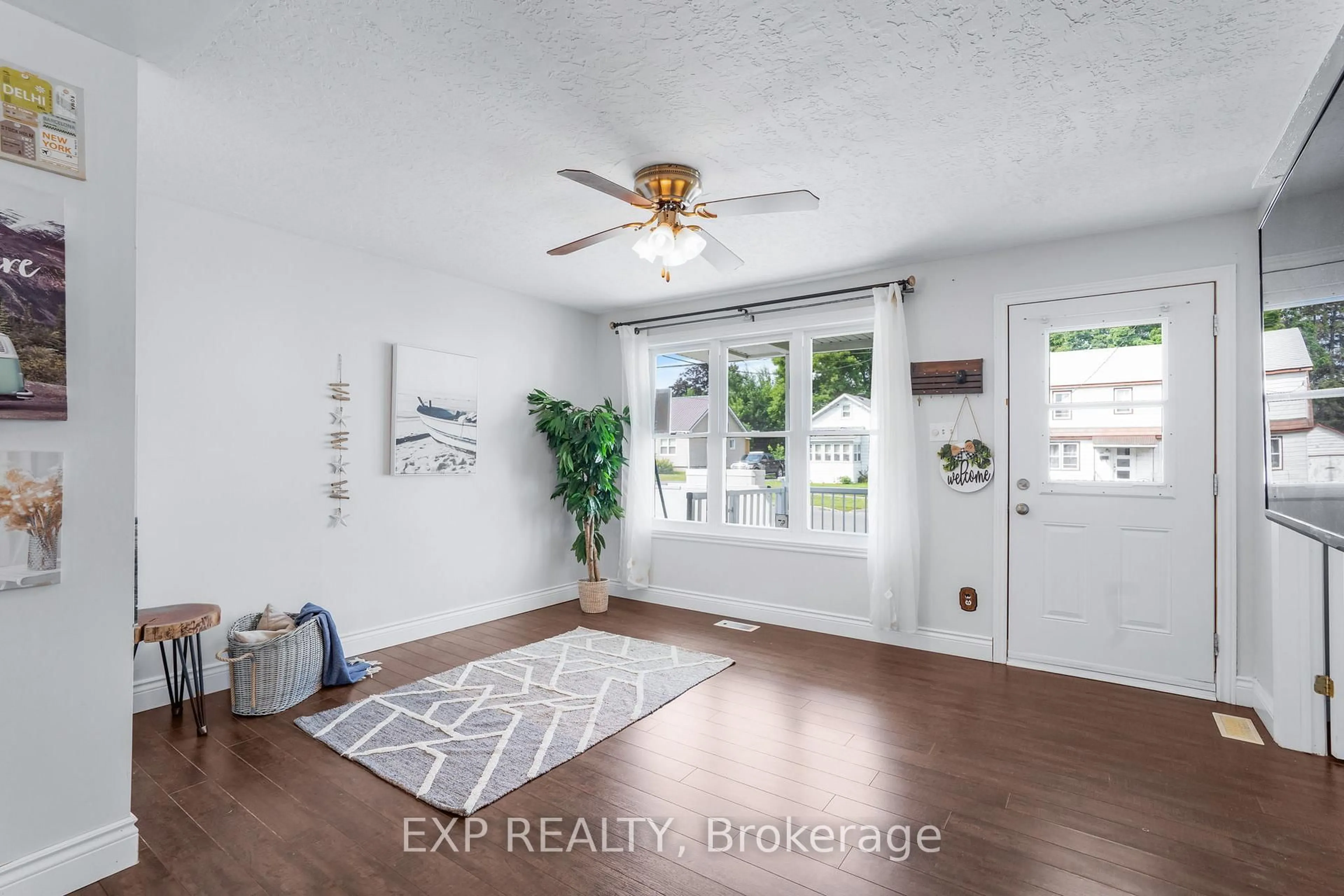Indoor entryway for 215 Hoople Ave, Cornwall Ontario K6J 2A4