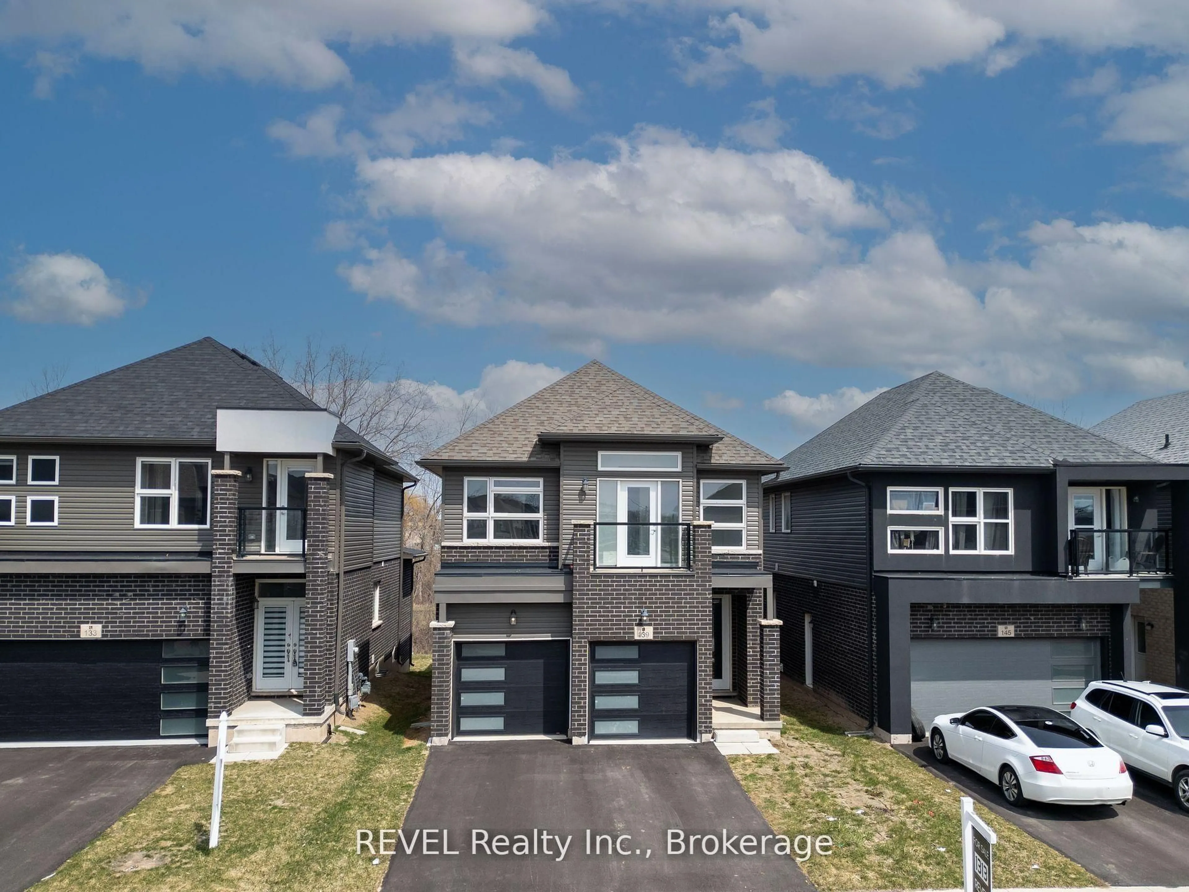 A pic from outside/outdoor area/front of a property/back of a property/a pic from drone, street for 139 Caroline St, Welland Ontario L3B 0K1