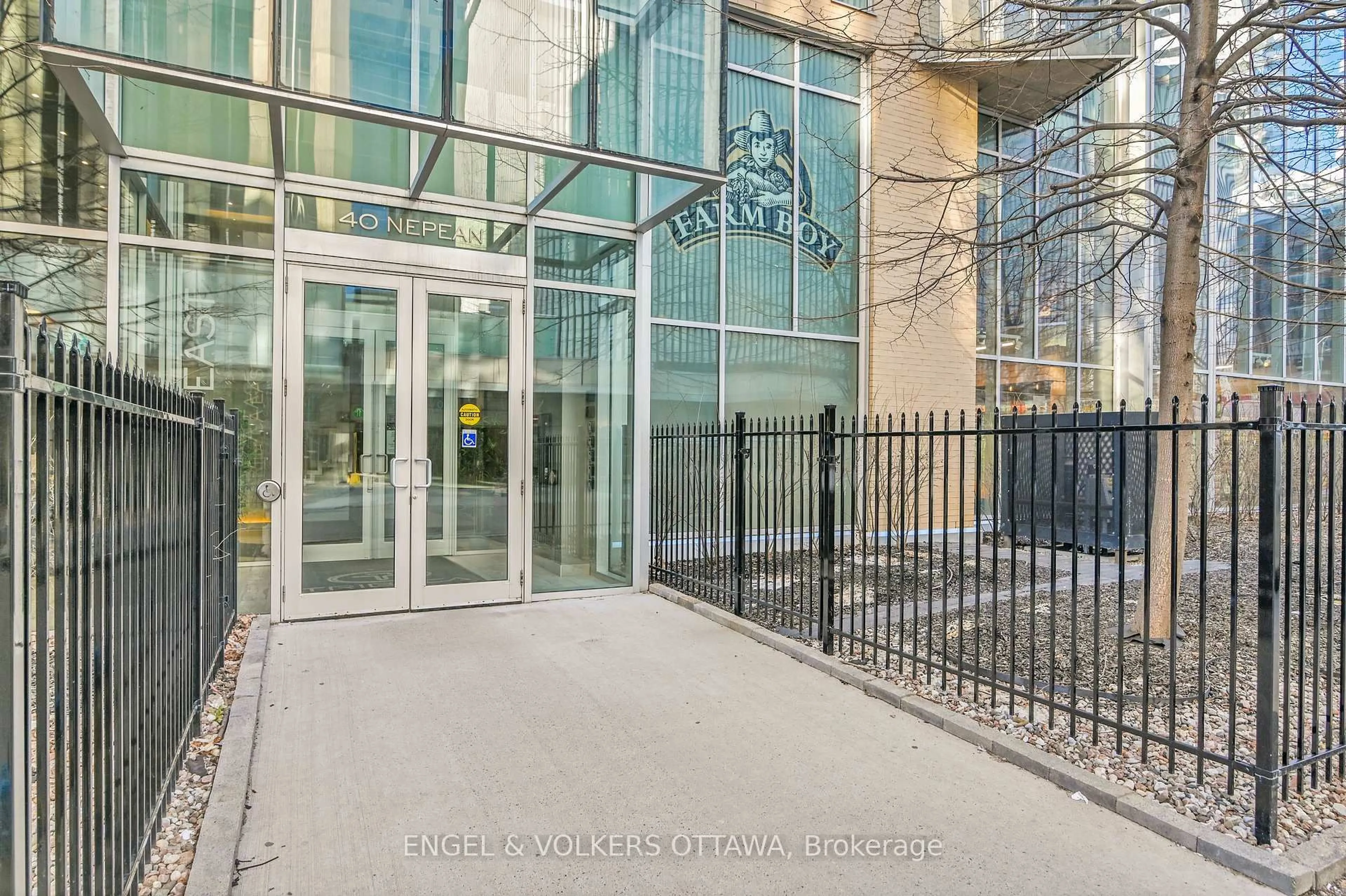 Indoor foyer for 40 Nepean St #1304, Ottawa Ontario K2P 0X5