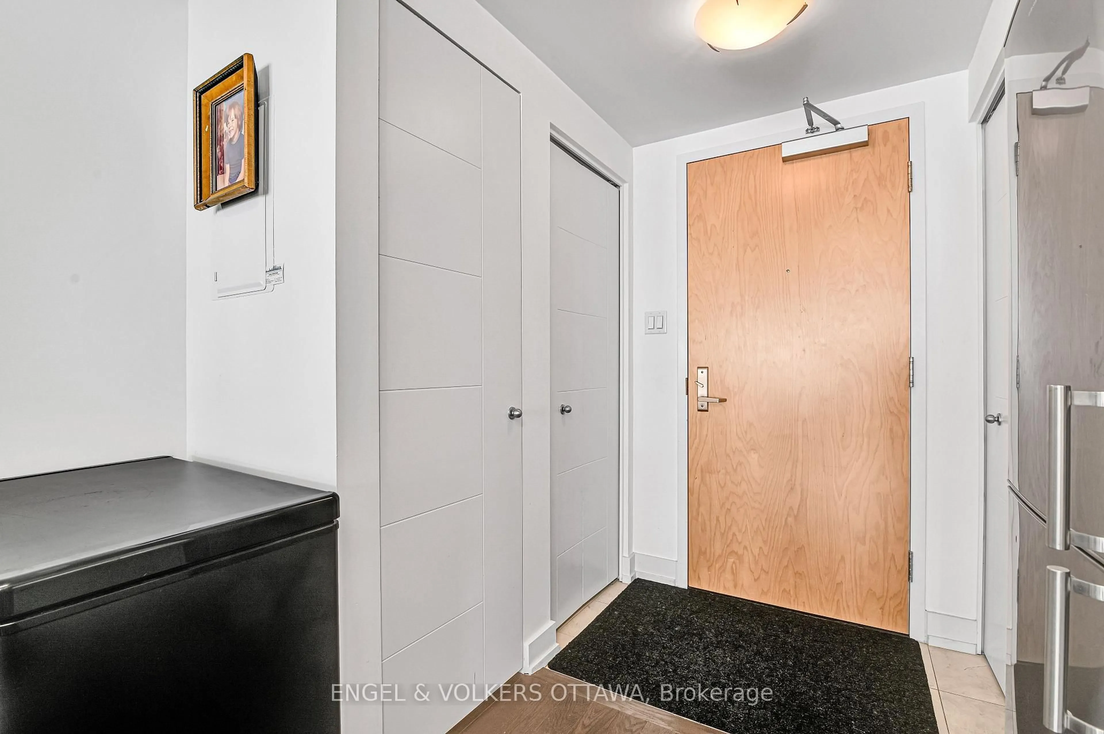 Indoor entryway for 40 Nepean St #1304, Ottawa Ontario K2P 0X5