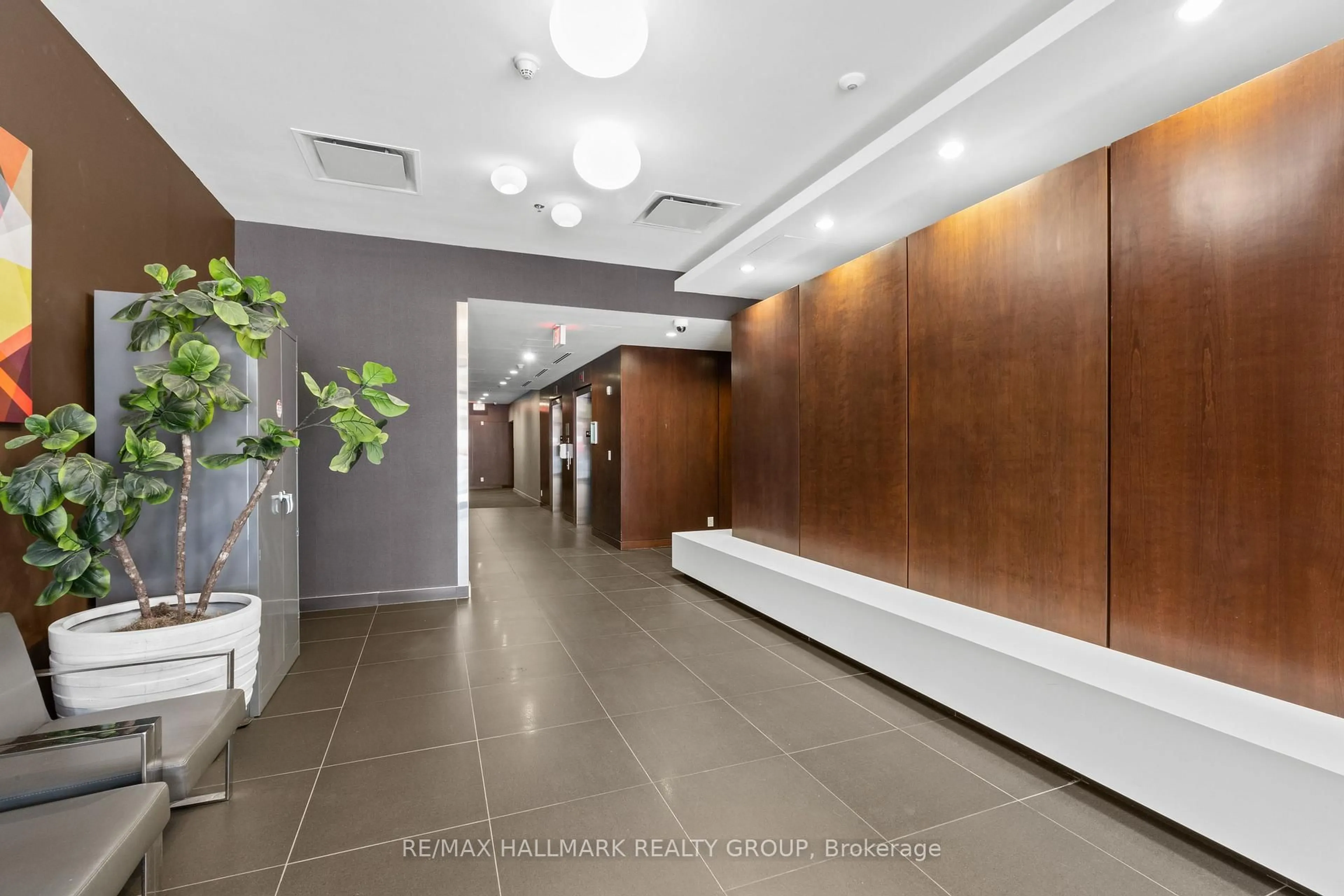 Indoor foyer for 340 Mcleod St #438, Ottawa Ontario K2P 1A4