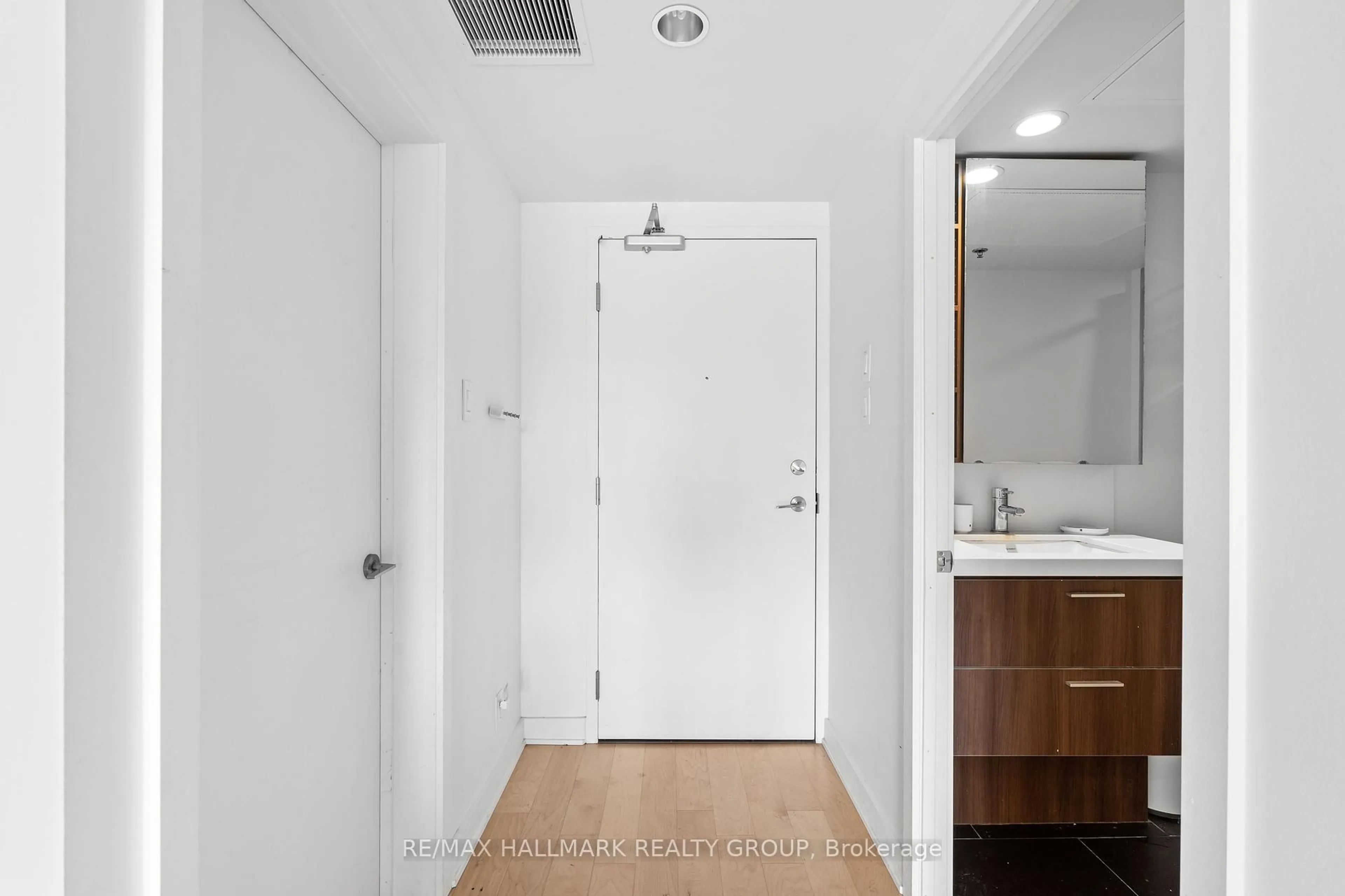Standard bathroom, unknown for 340 Mcleod St #438, Ottawa Ontario K2P 1A4