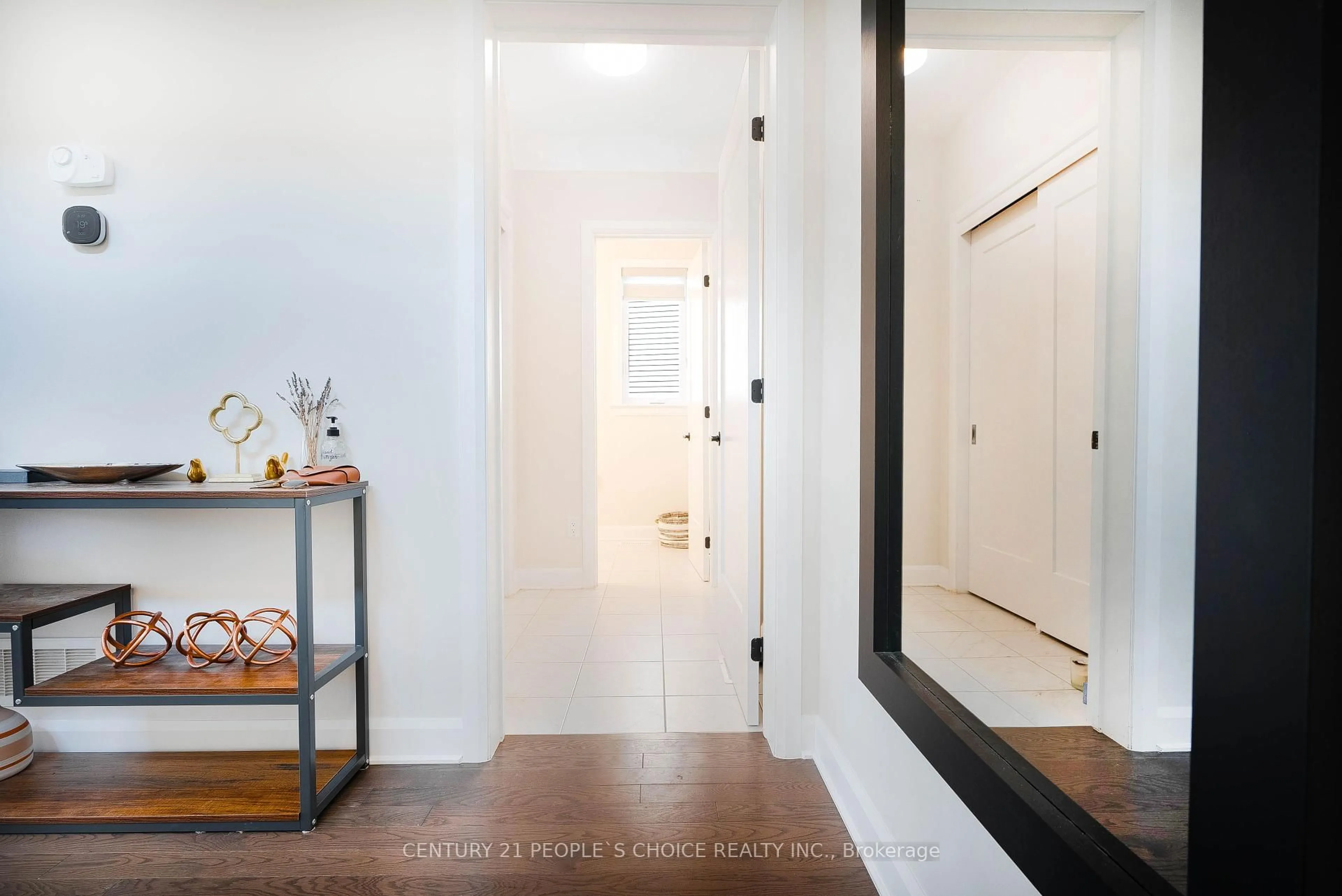 Indoor entryway for 822 Sendero Way, Stittsville Ontario K2S 2W8