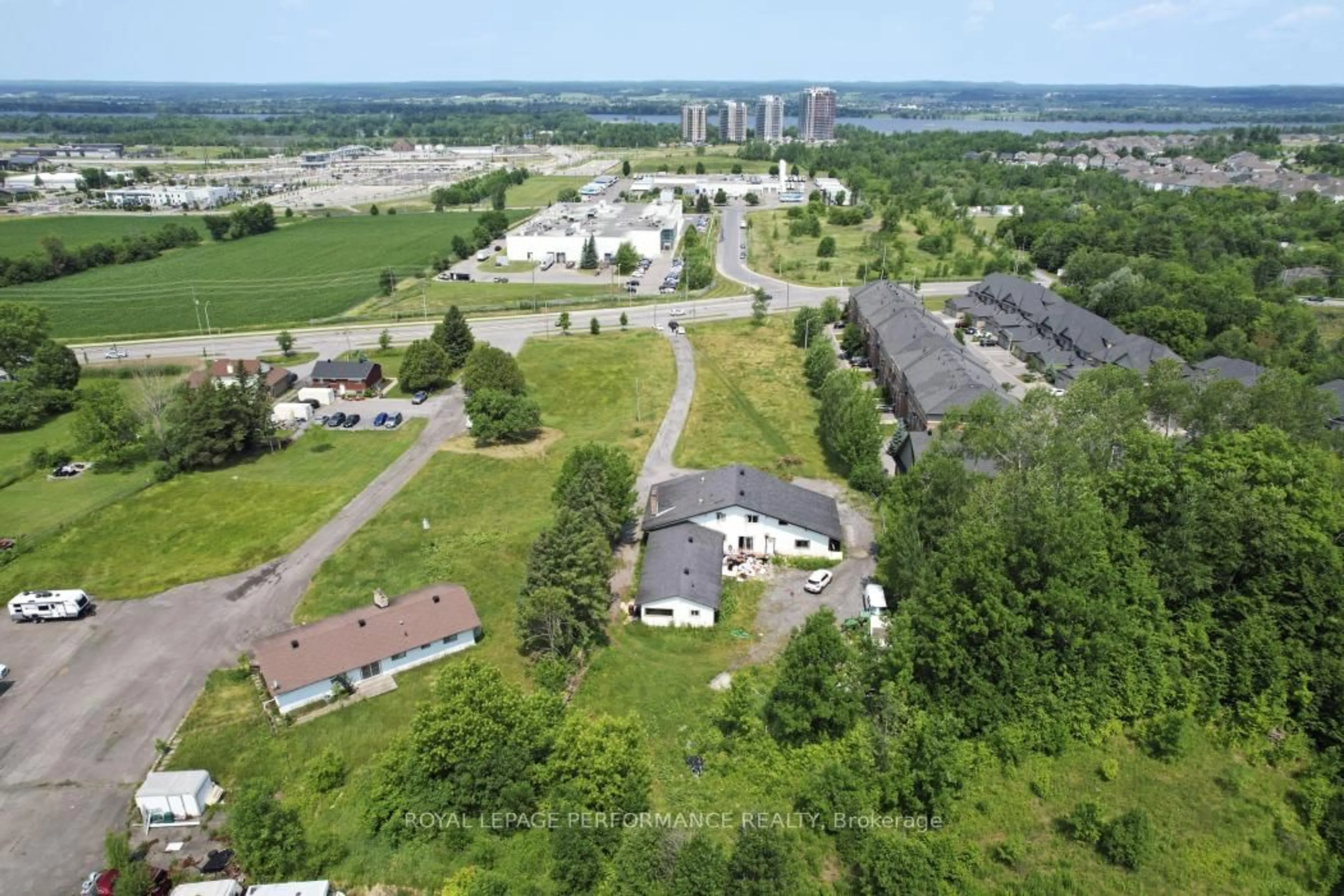 A pic from outside/outdoor area/front of a property/back of a property/a pic from drone, unknown for 1016 Old Montreal Rd, Ottawa Ontario K4A 3N2