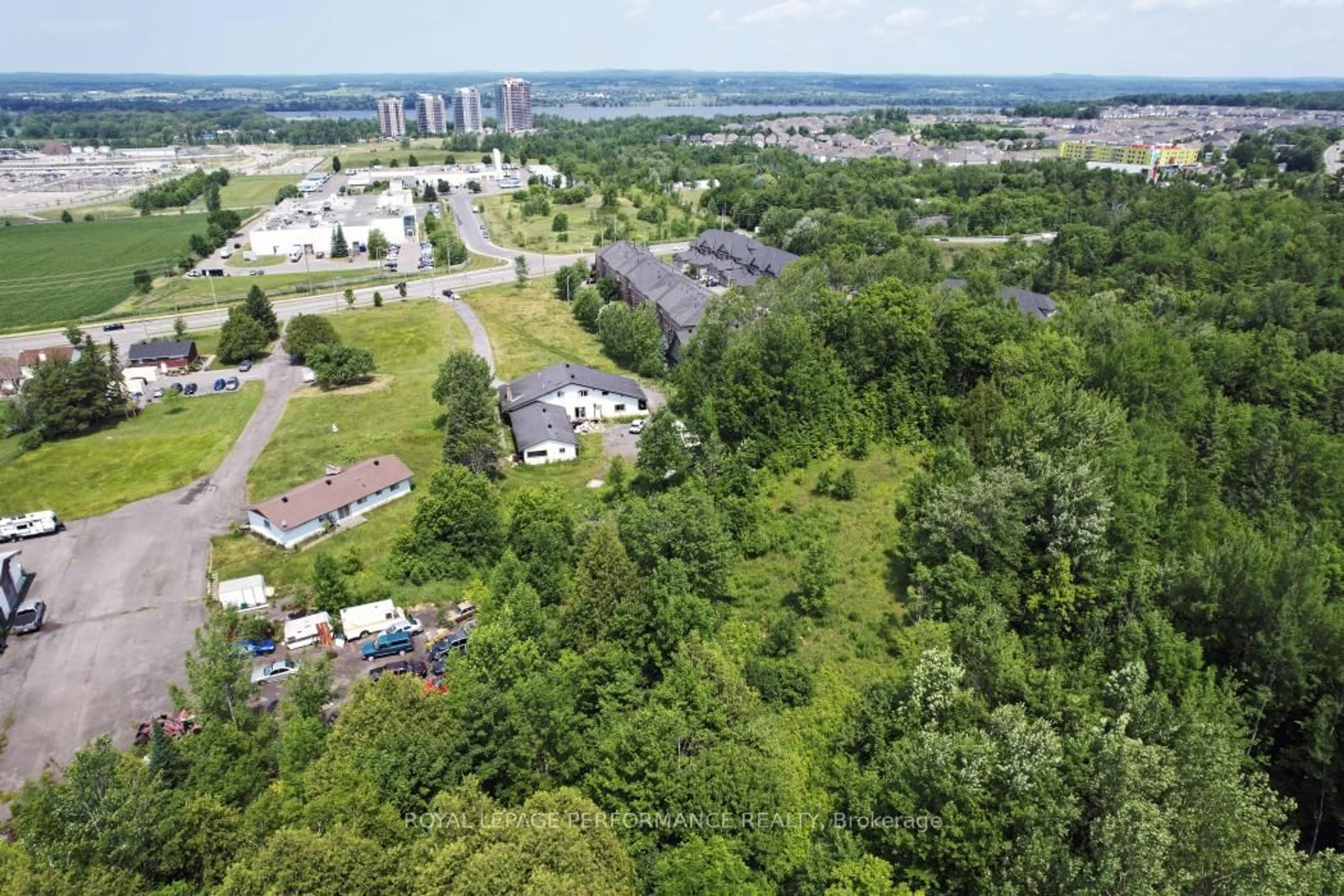 A pic from outside/outdoor area/front of a property/back of a property/a pic from drone, unknown for 1016 Old Montreal Rd, Ottawa Ontario K4A 3N2