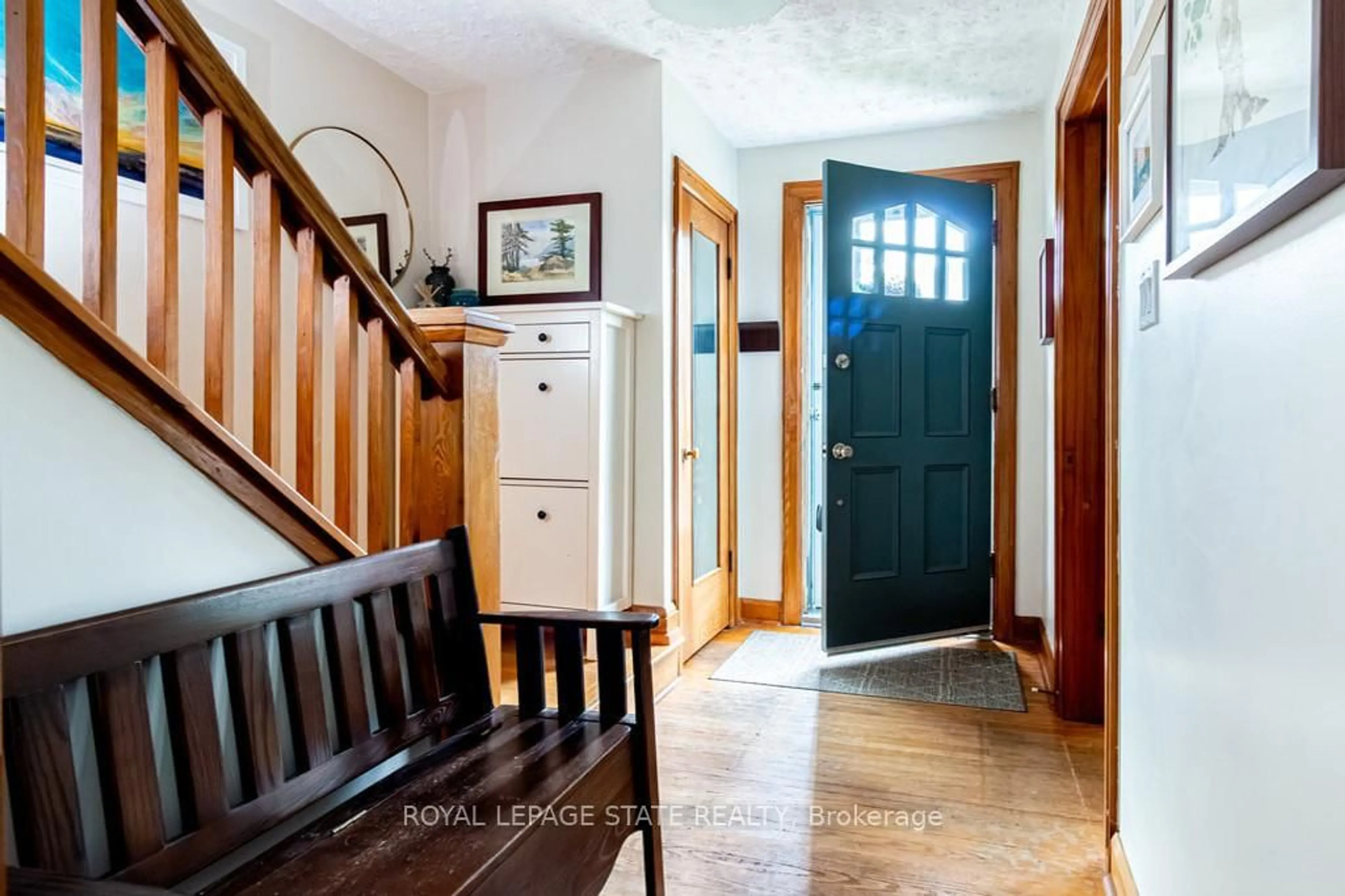 Indoor entryway for 104 Glen Rd, Hamilton Ontario L8S 3M9