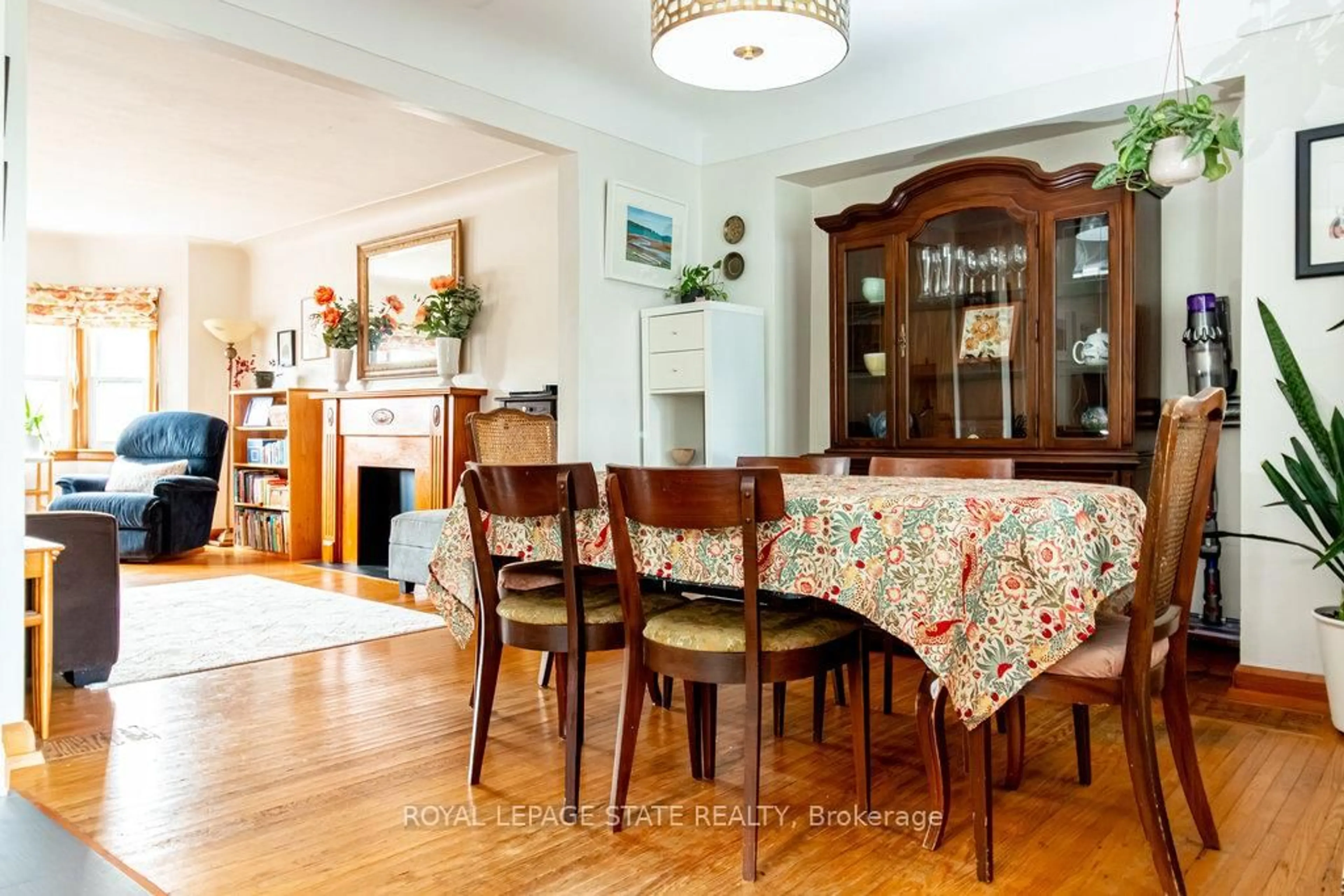 Dining room, wood/laminate floor for 104 Glen Rd, Hamilton Ontario L8S 3M9