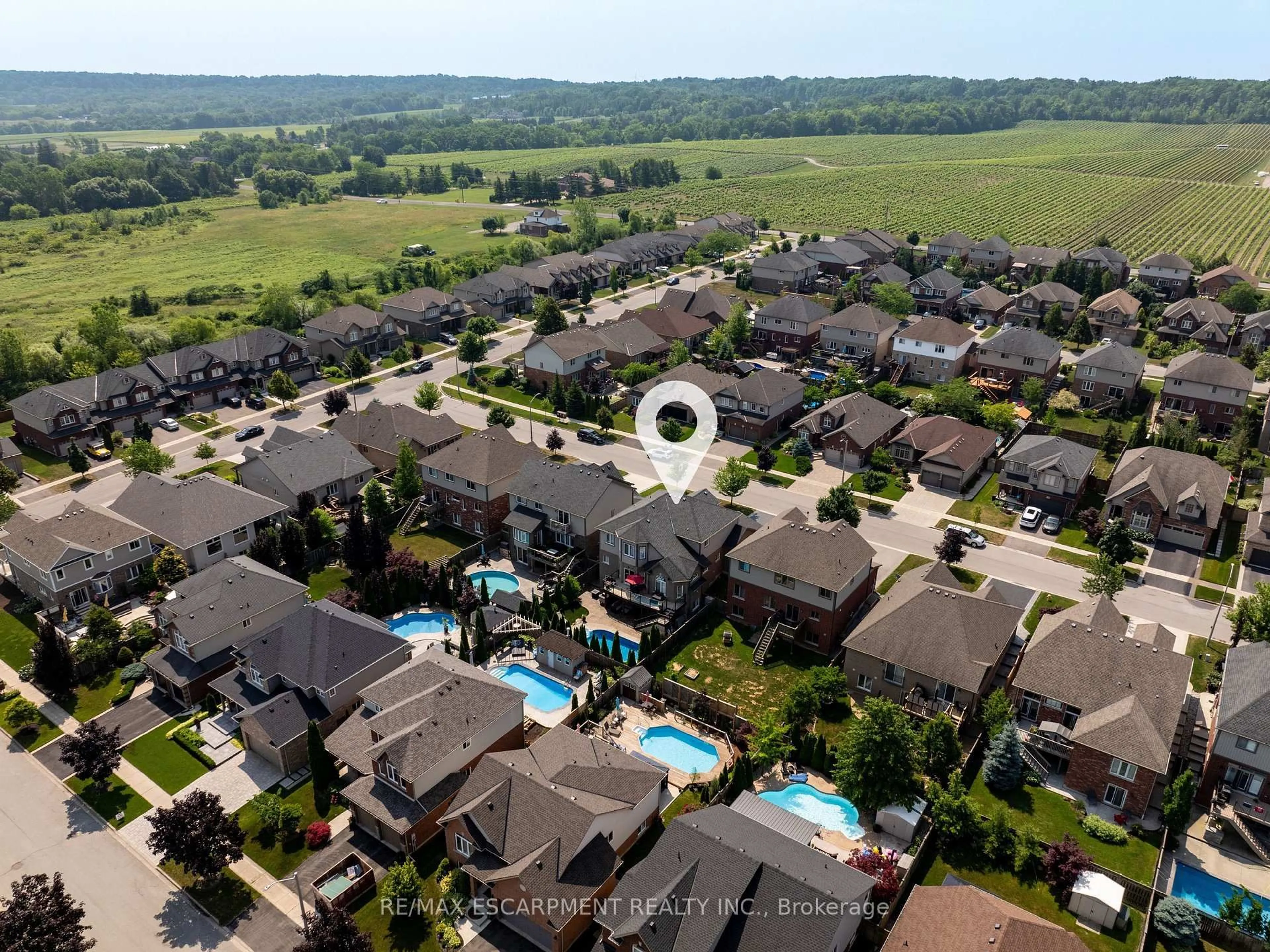 A pic from outside/outdoor area/front of a property/back of a property/a pic from drone, unknown for 4957 Gilmore St, Lincoln Ontario L0R 1B9
