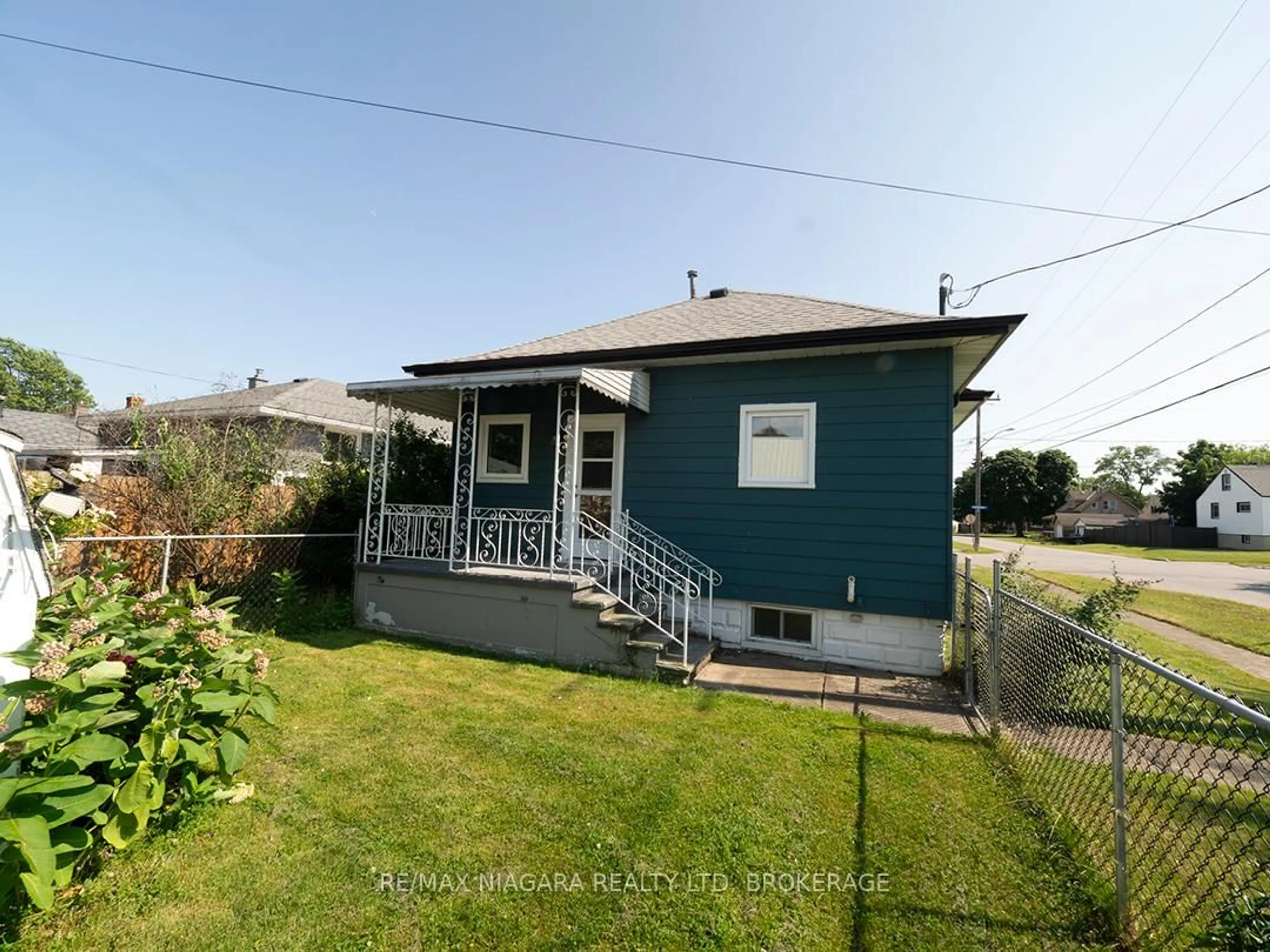A pic from outside/outdoor area/front of a property/back of a property/a pic from drone, street for 58 Christmas St, Port Colborne Ontario L3K 1M5
