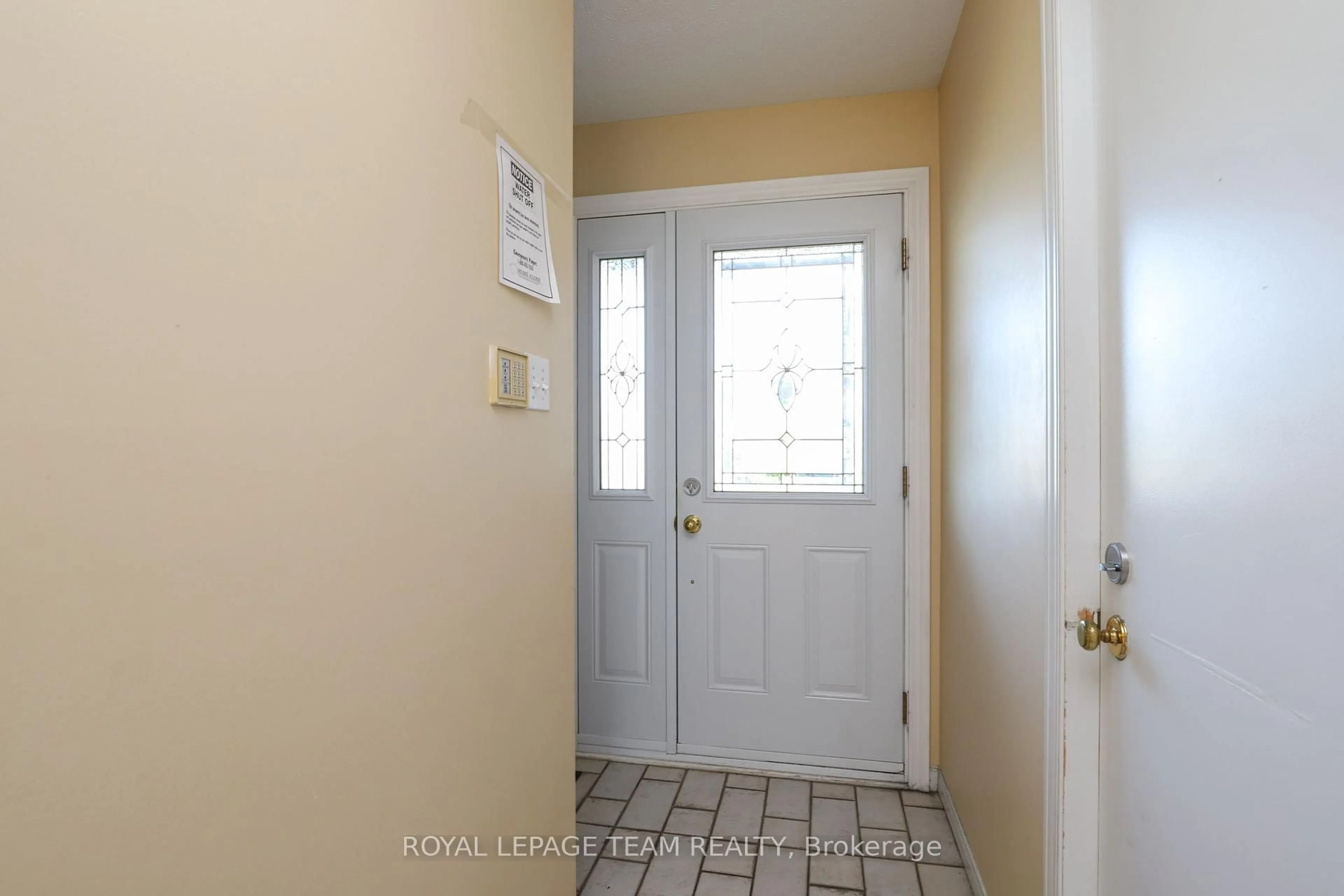 Indoor entryway for 39 Benlark Rd, Barrhaven Ontario K2J 2L5