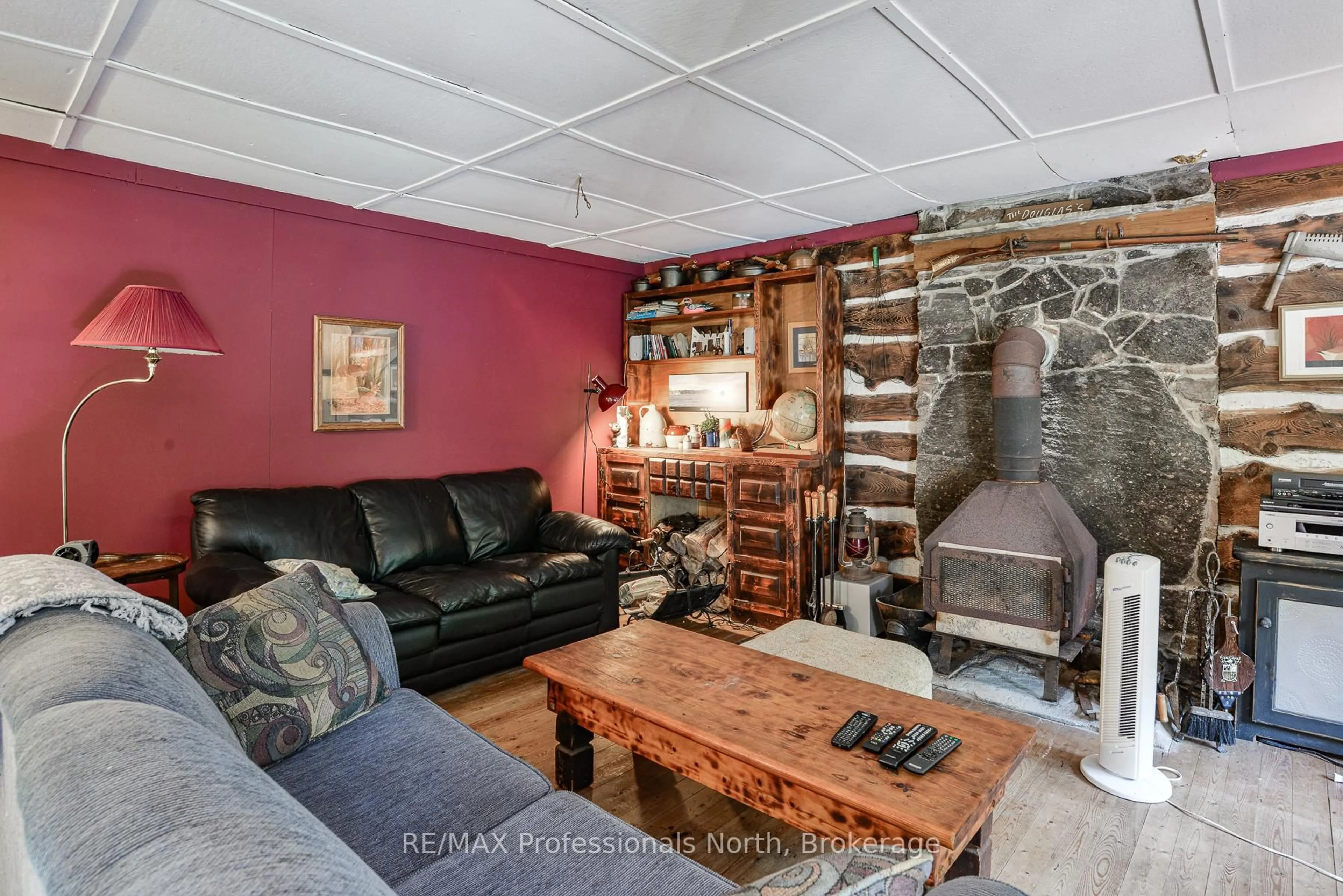 Living room with furniture, unknown for 1005 Peterson Rd, Bracebridge Ontario P1L 1X1