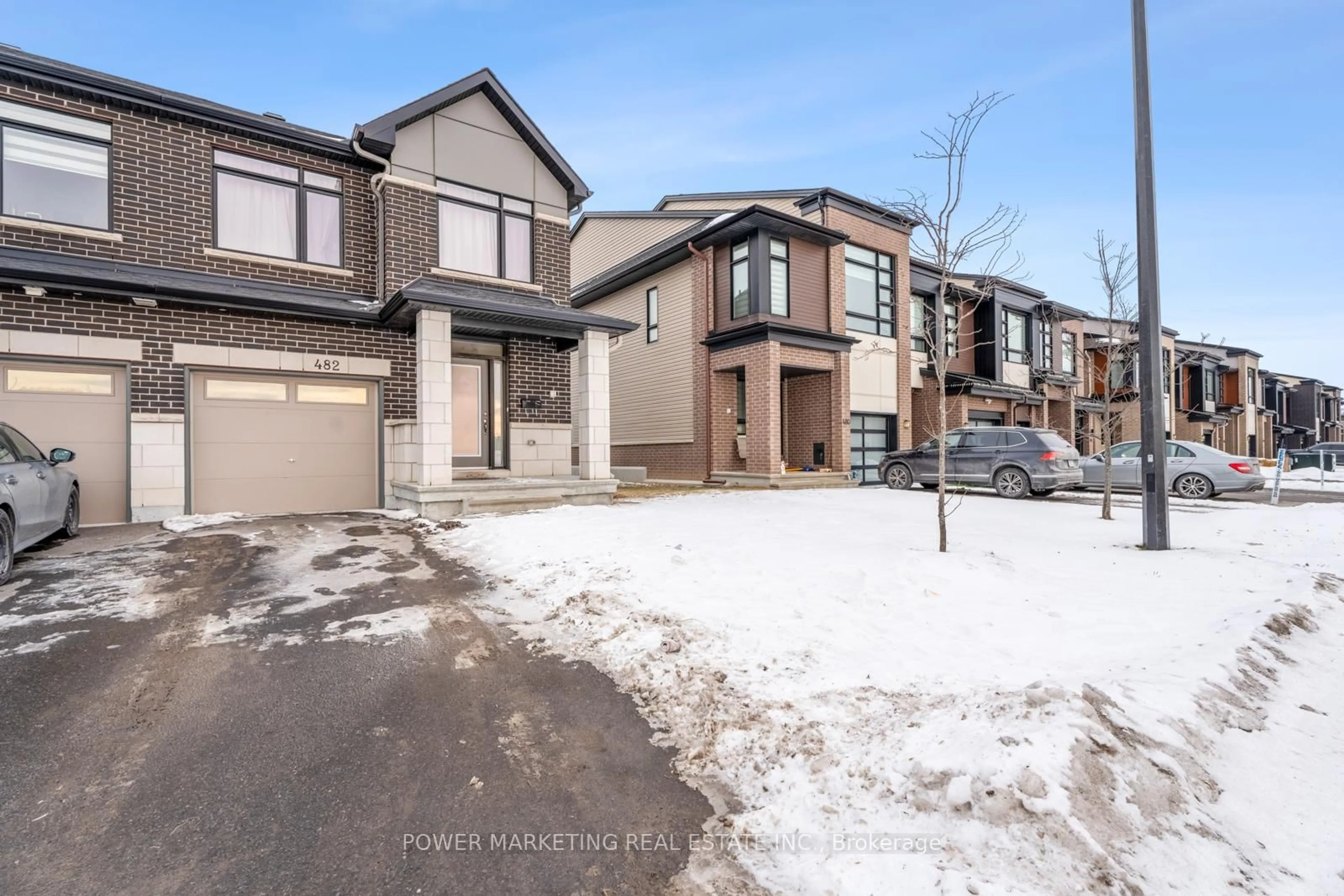 A pic from outside/outdoor area/front of a property/back of a property/a pic from drone, street for 482 TRIDENT Mews, Ottawa Ontario K1T 0V2