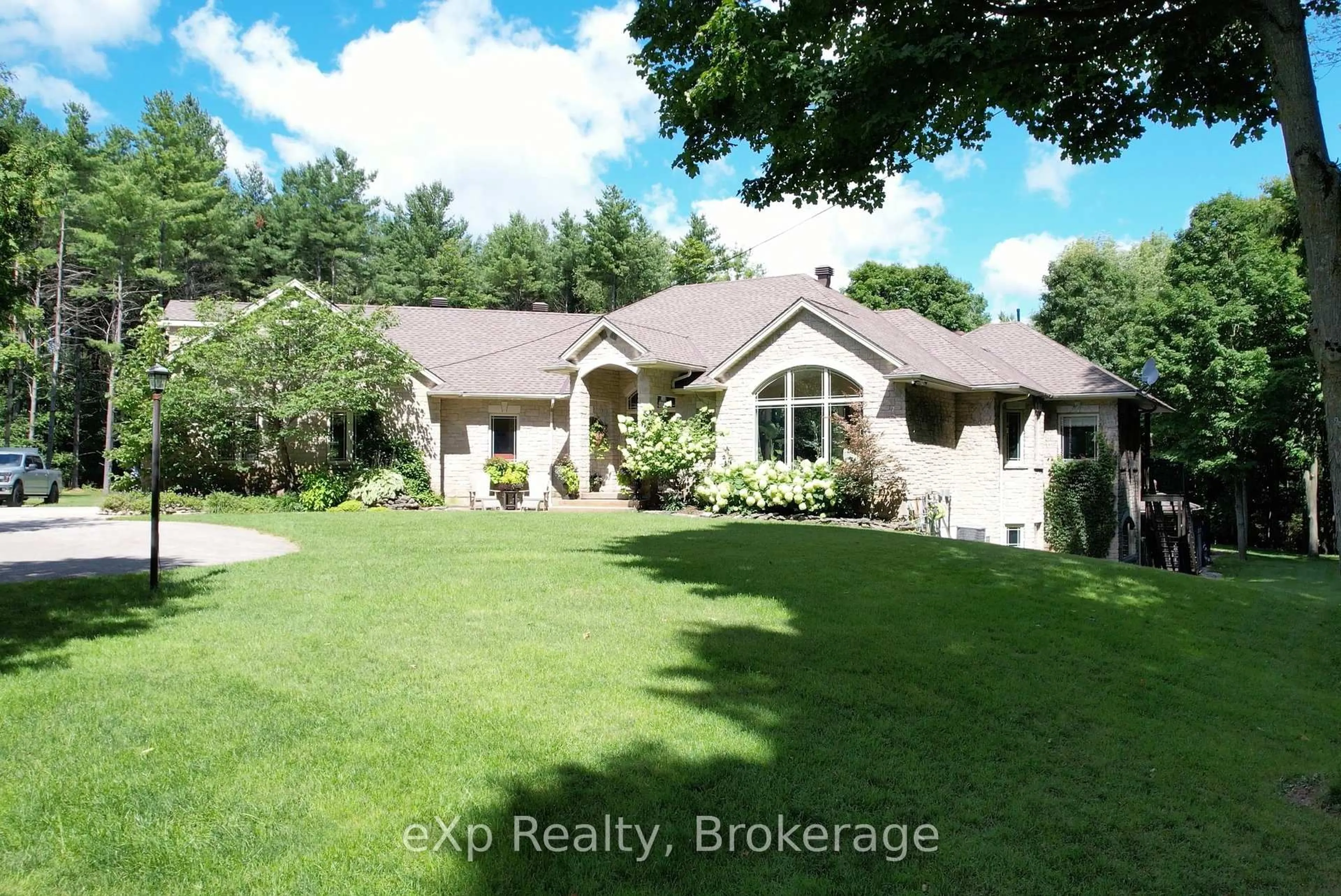A pic from outside/outdoor area/front of a property/back of a property/a pic from drone, unknown for 59 MAPLE CREEK Dr, Brockton Ontario N0G 2V0