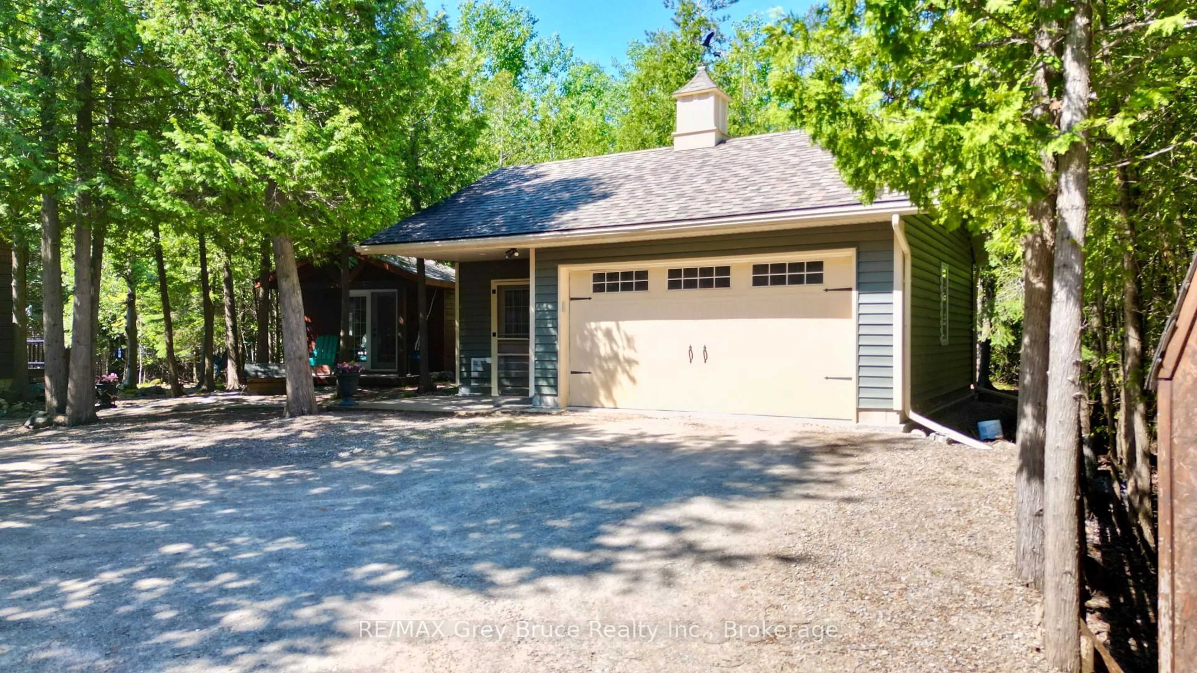 Indoor garage for 9 Hope Dr, Northern Bruce Peninsula Ontario N0H 1Z0
