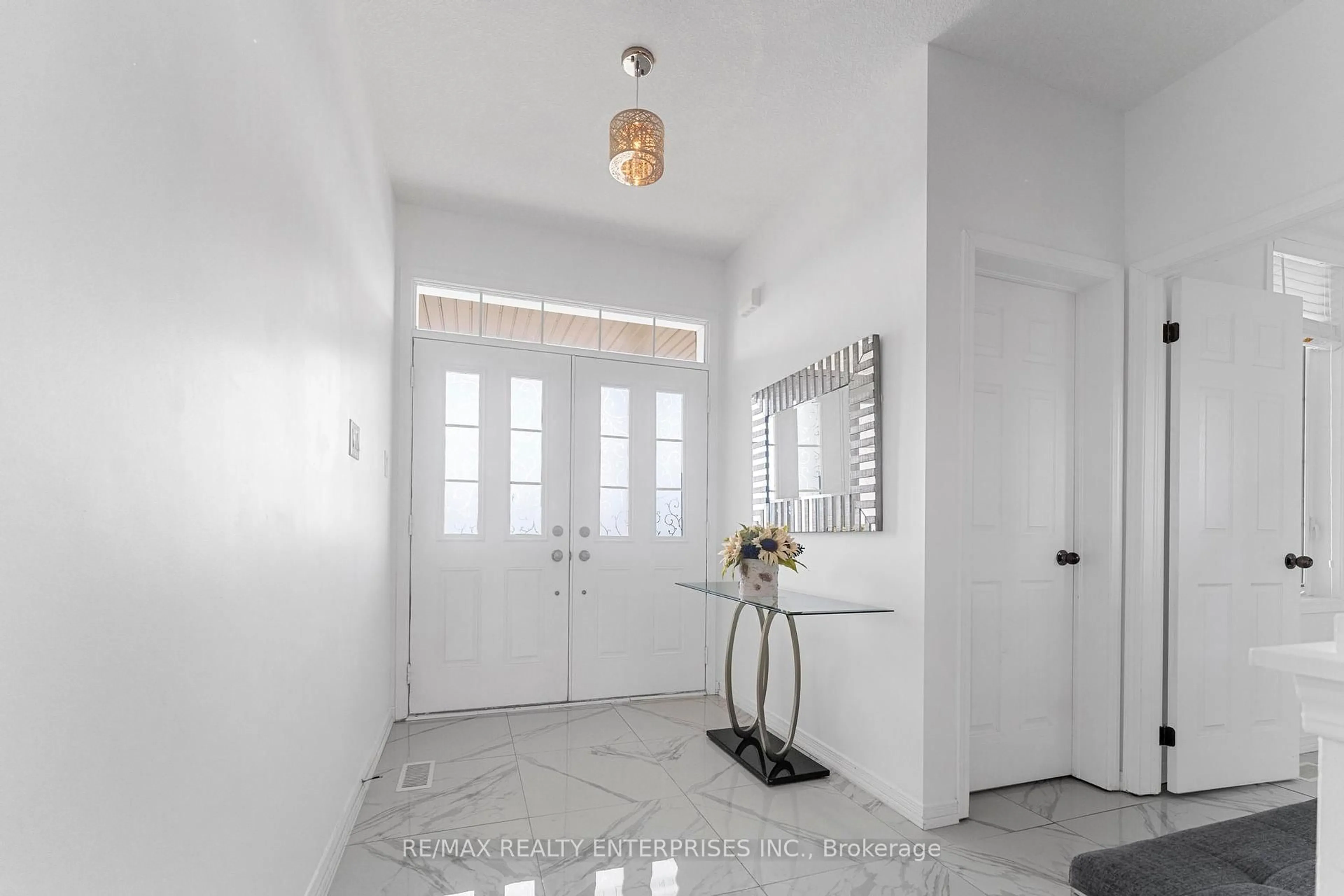 Indoor entryway for 358 Windwood Dr, Hamilton Ontario L0R 1C0