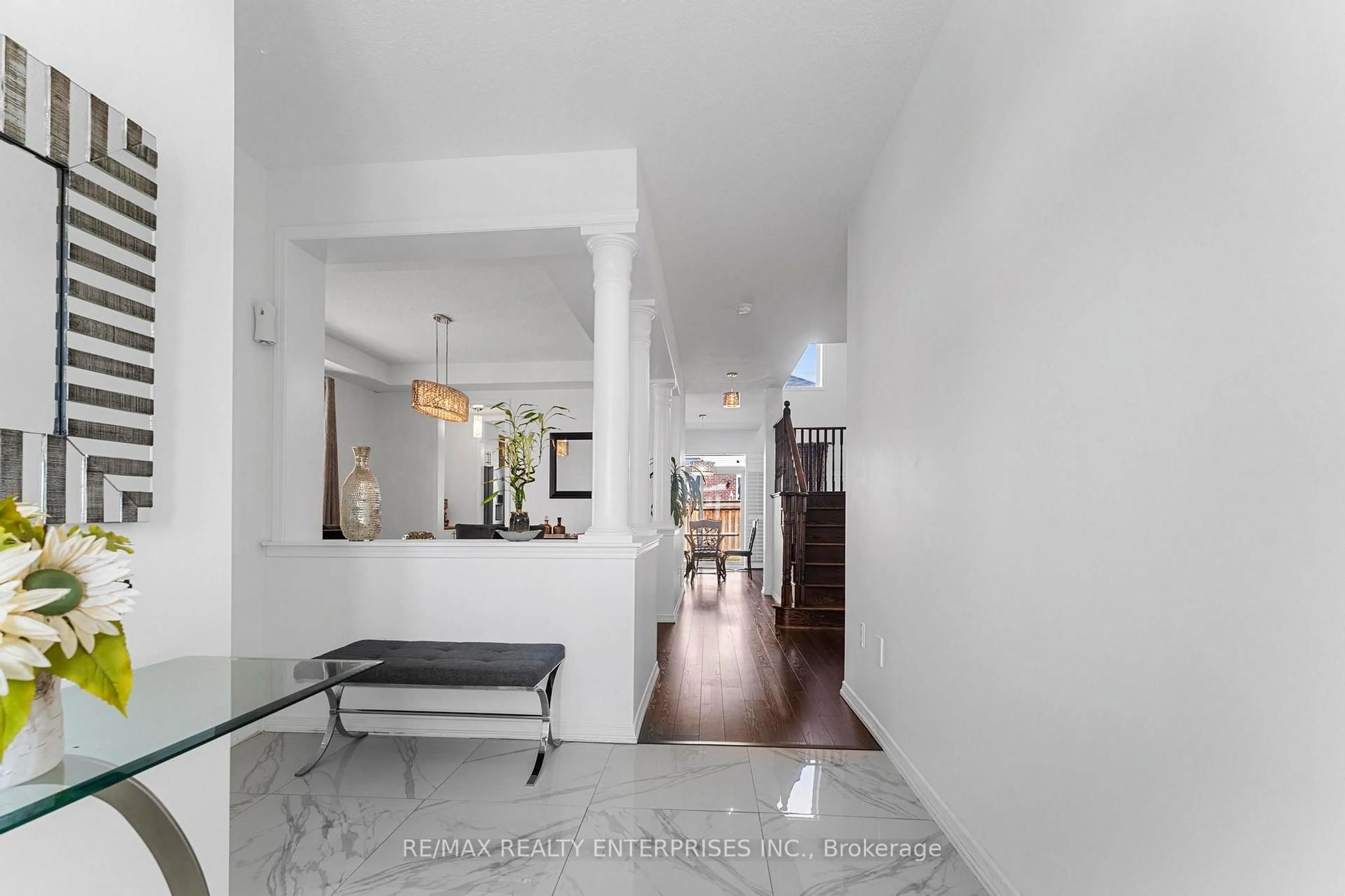Indoor foyer for 358 Windwood Dr, Hamilton Ontario L0R 1C0